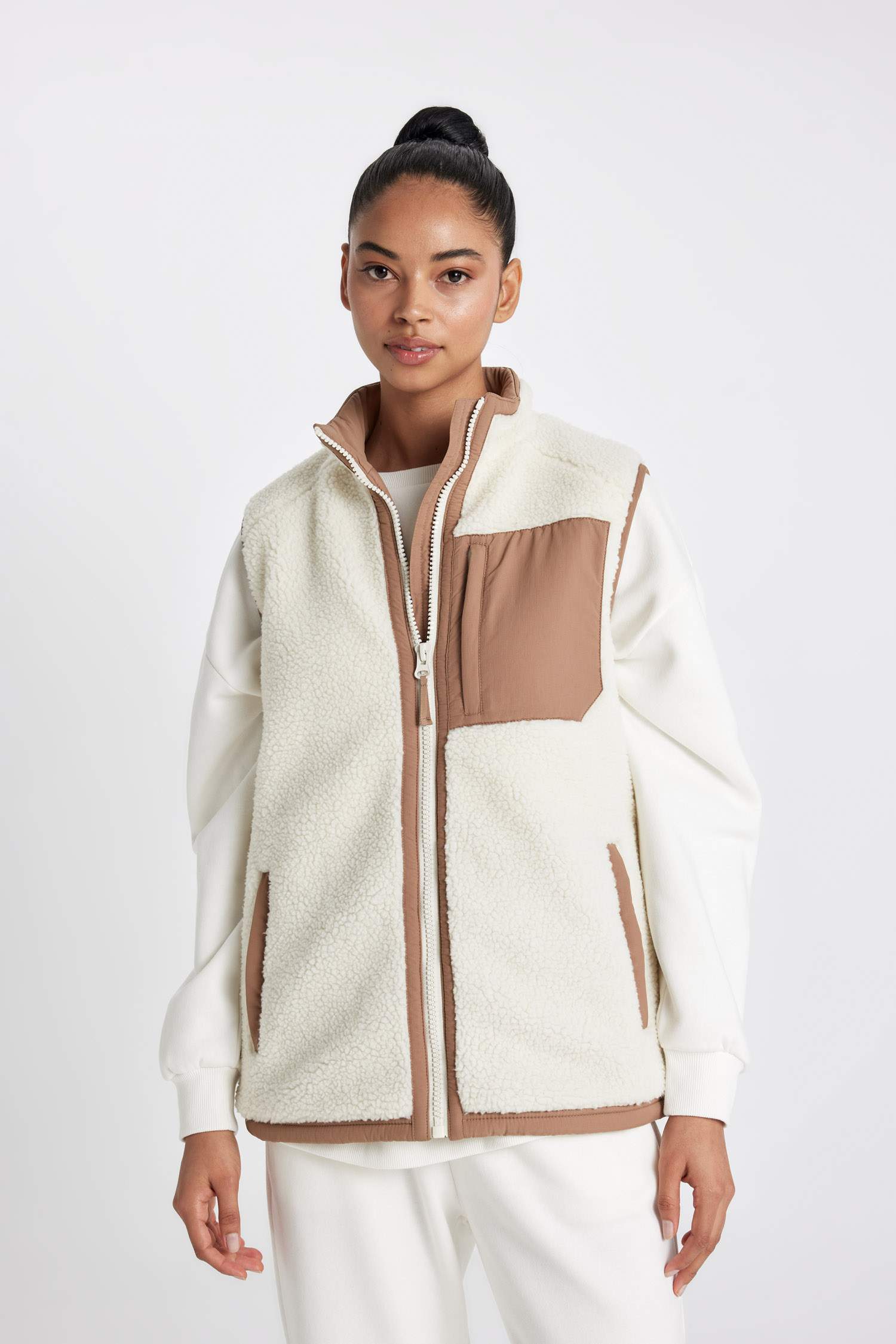 DeFactoFit Normal Kesim Dik Yaka Fermuarlı Cepli Pelüş Yelek