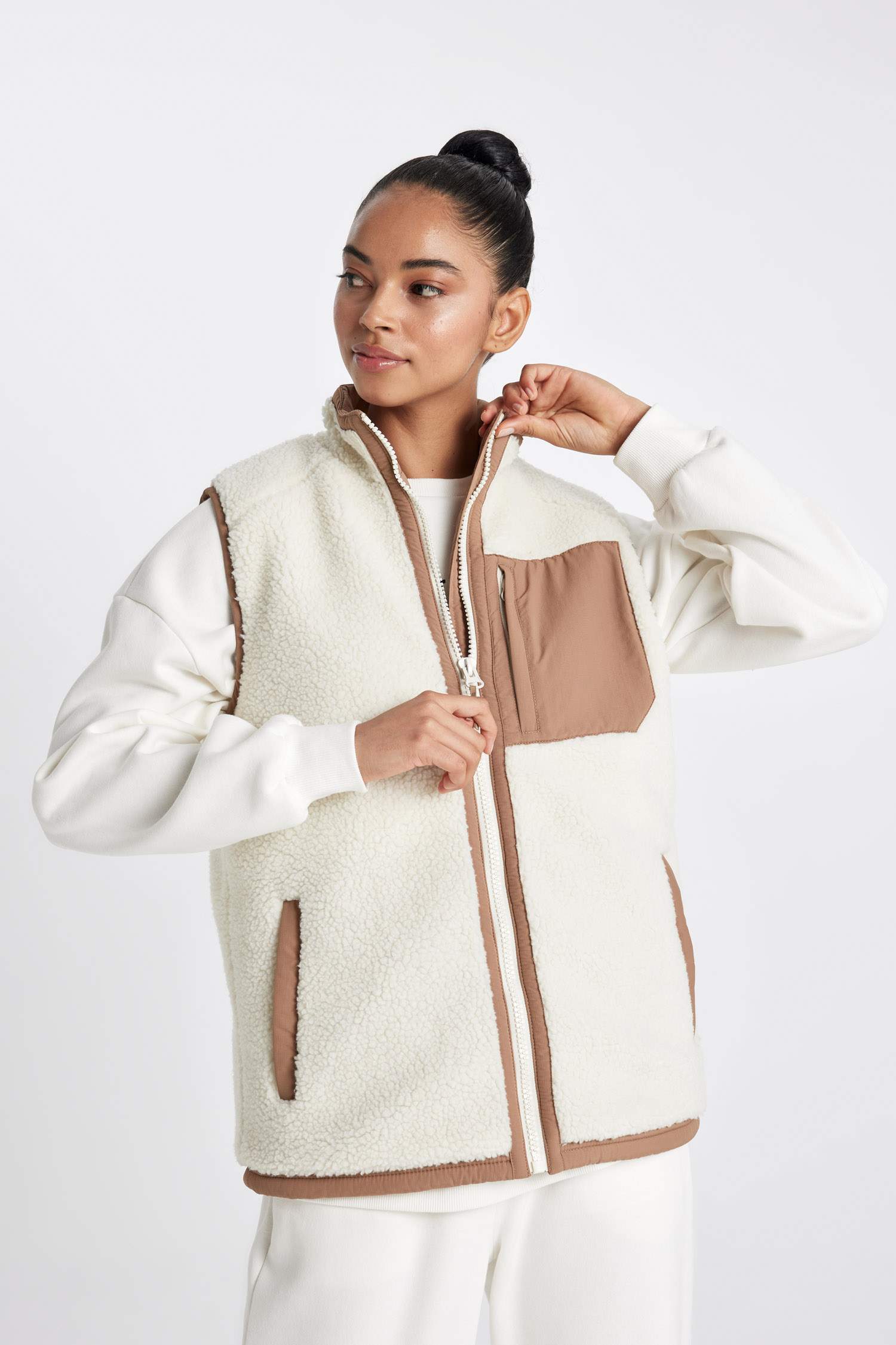 DeFactoFit Normal Kesim Dik Yaka Fermuarlı Cepli Pelüş Yelek