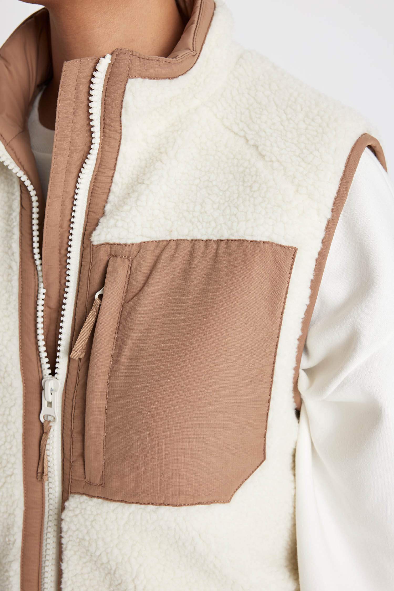 DeFactoFit Normal Kesim Dik Yaka Fermuarlı Cepli Pelüş Yelek