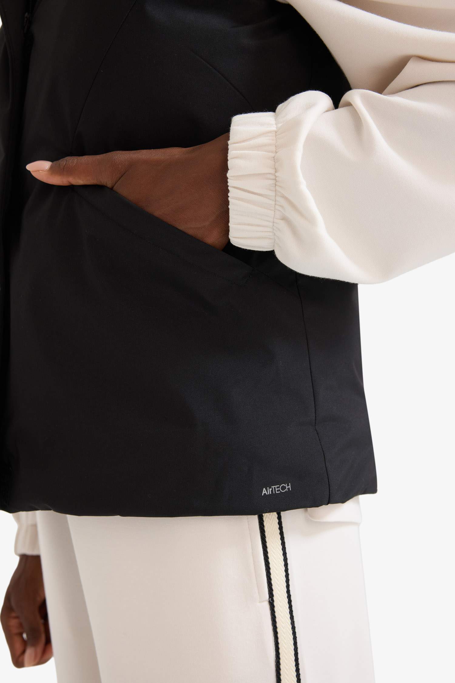 فيست رياضي وتر بروف قصة عادية بكابيشون بجيب من DeFactoFit