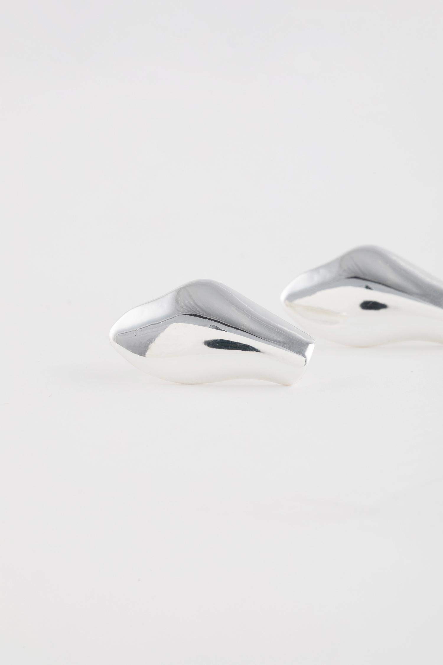 حلقات أذن نسائية فضية