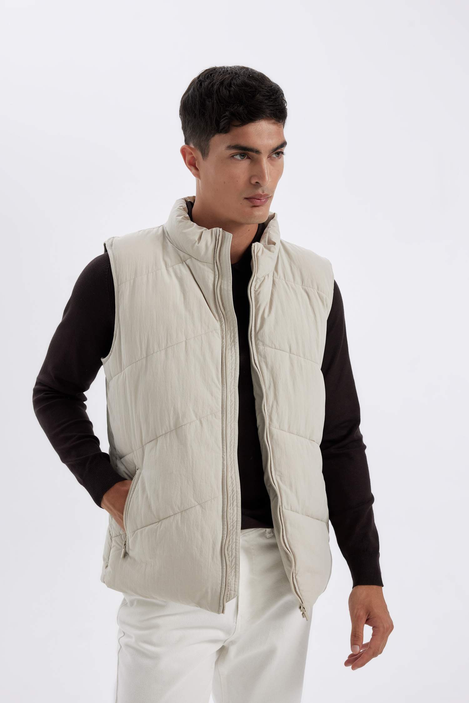 Dik Yaka Kapitone Fermuarlı Cepli Şişme Yelek