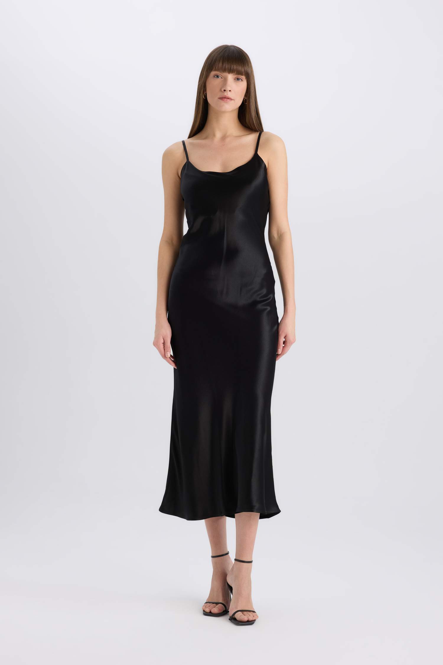 Платье-макси облегающее без рукавов из атласа с вырезом декольте