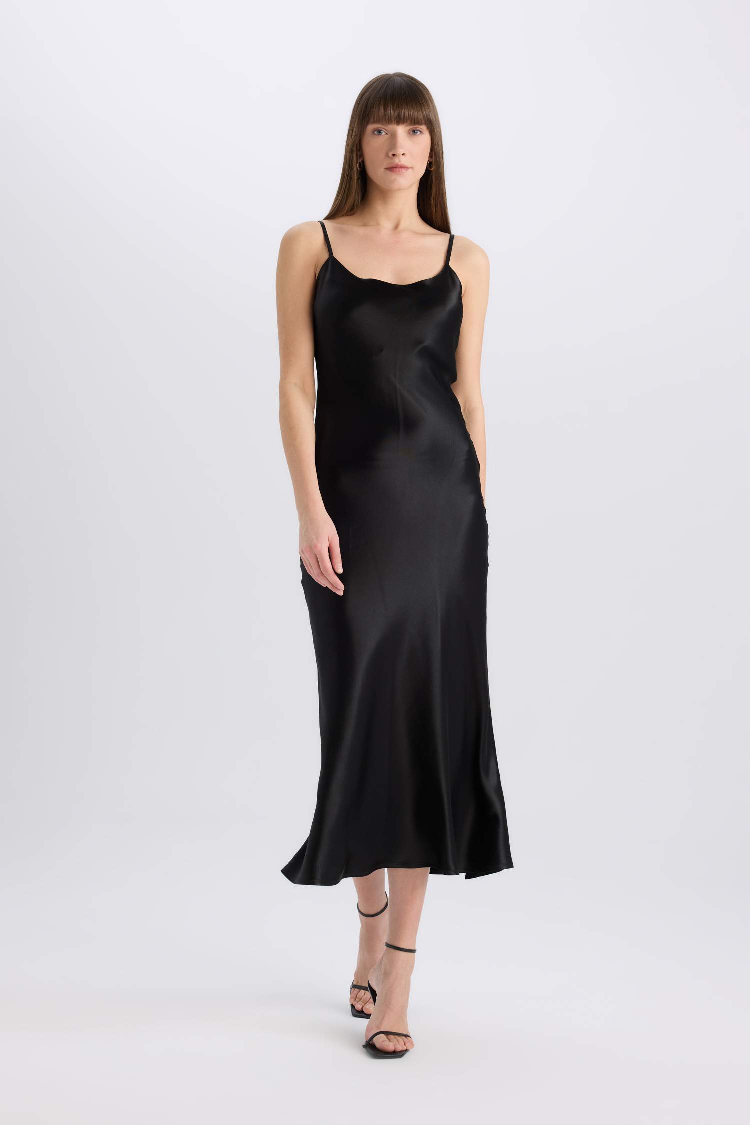 Платье-макси облегающее без рукавов из атласа с вырезом декольте