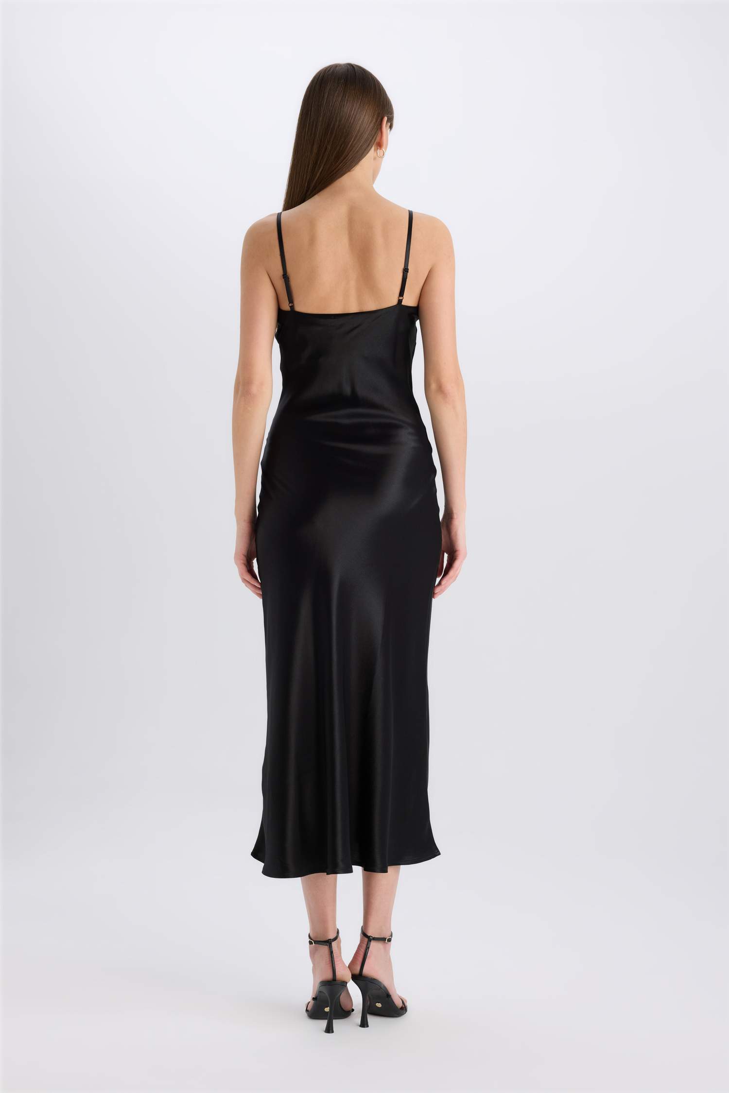 Платье-макси облегающее без рукавов из атласа с вырезом декольте