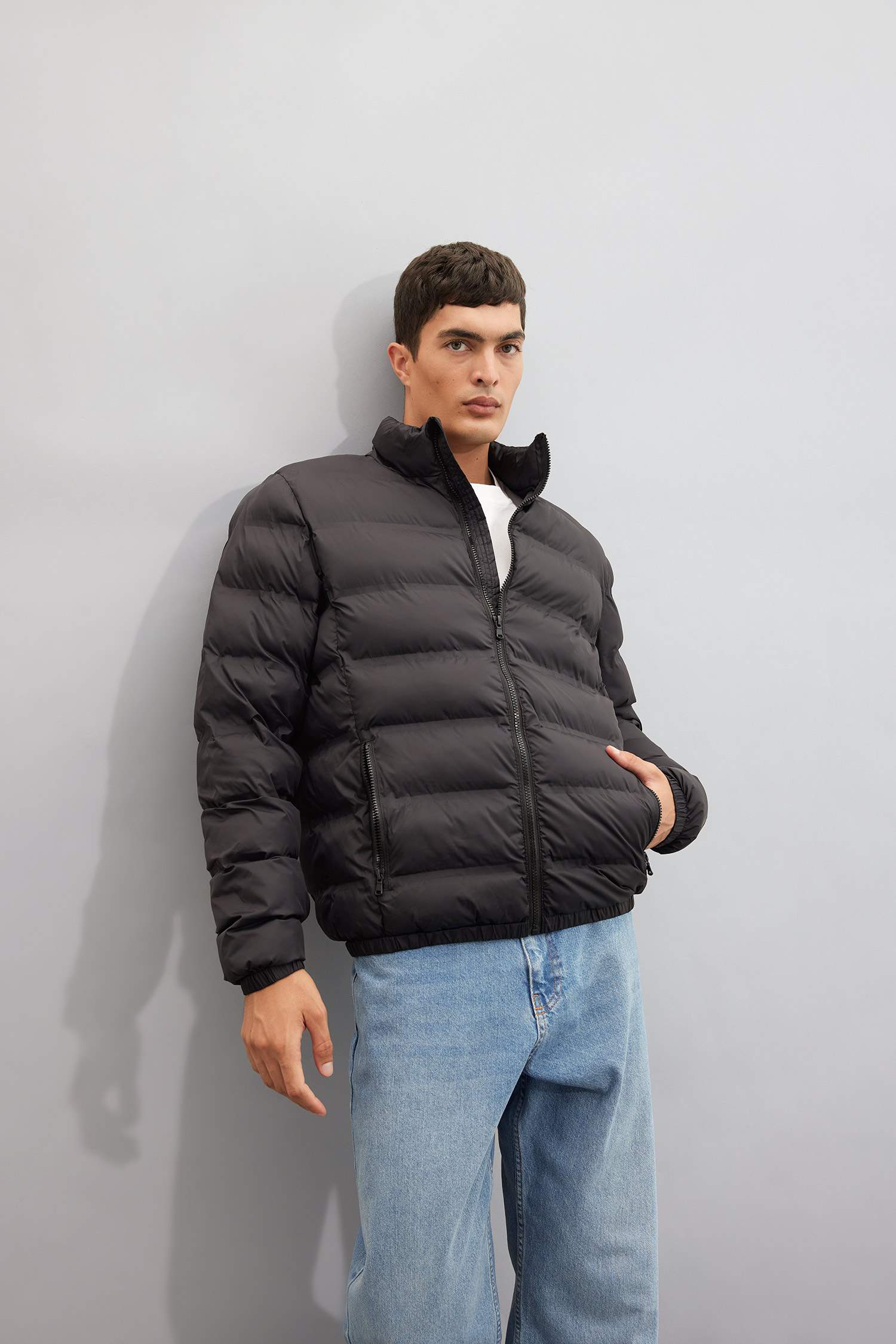 Doudoune zippée à col montant avec poches Coupe régulière