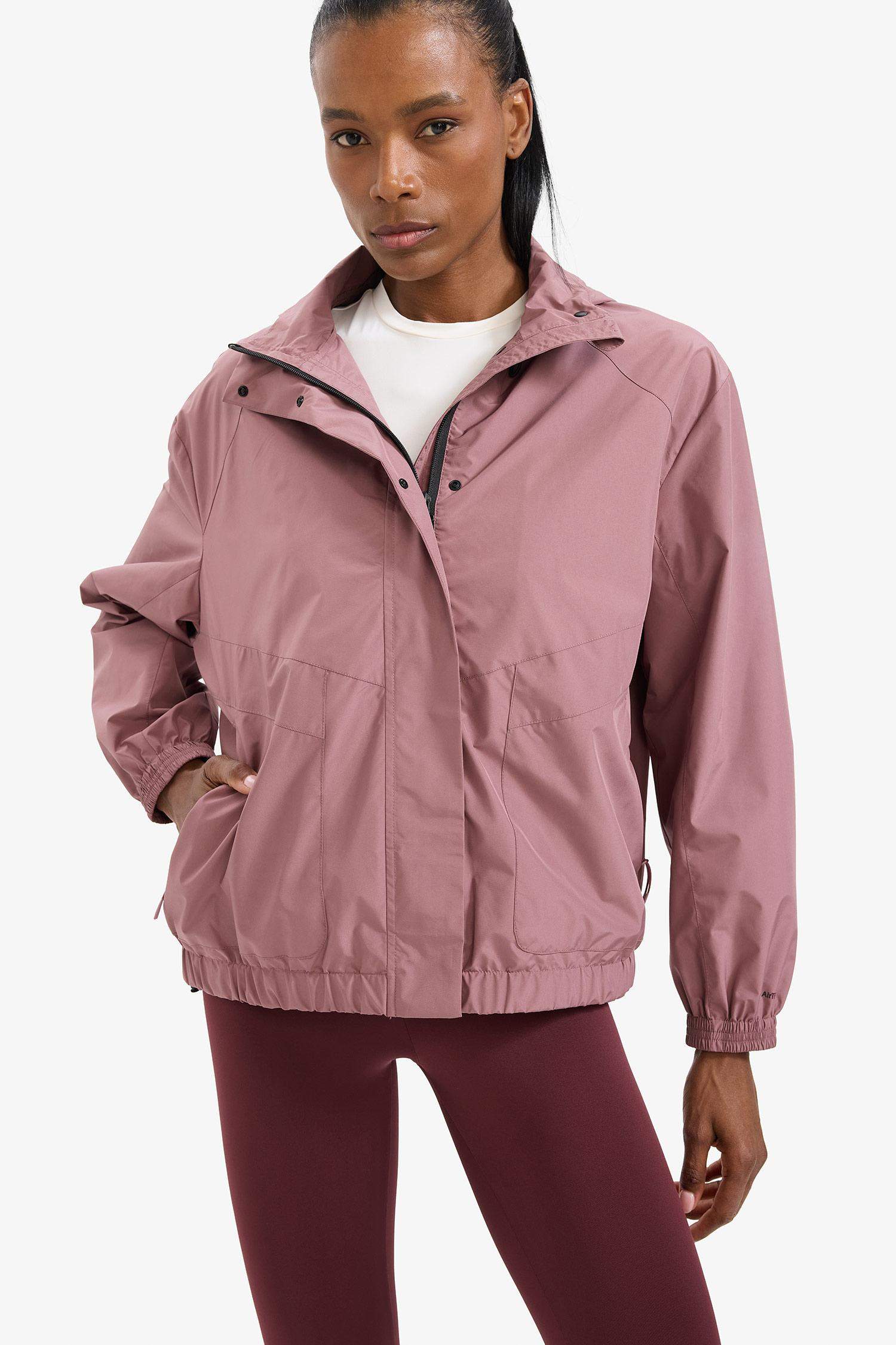 جاكيت مطر وردي قصة عادية بكابيشون وتر بروف من DeFactoFit