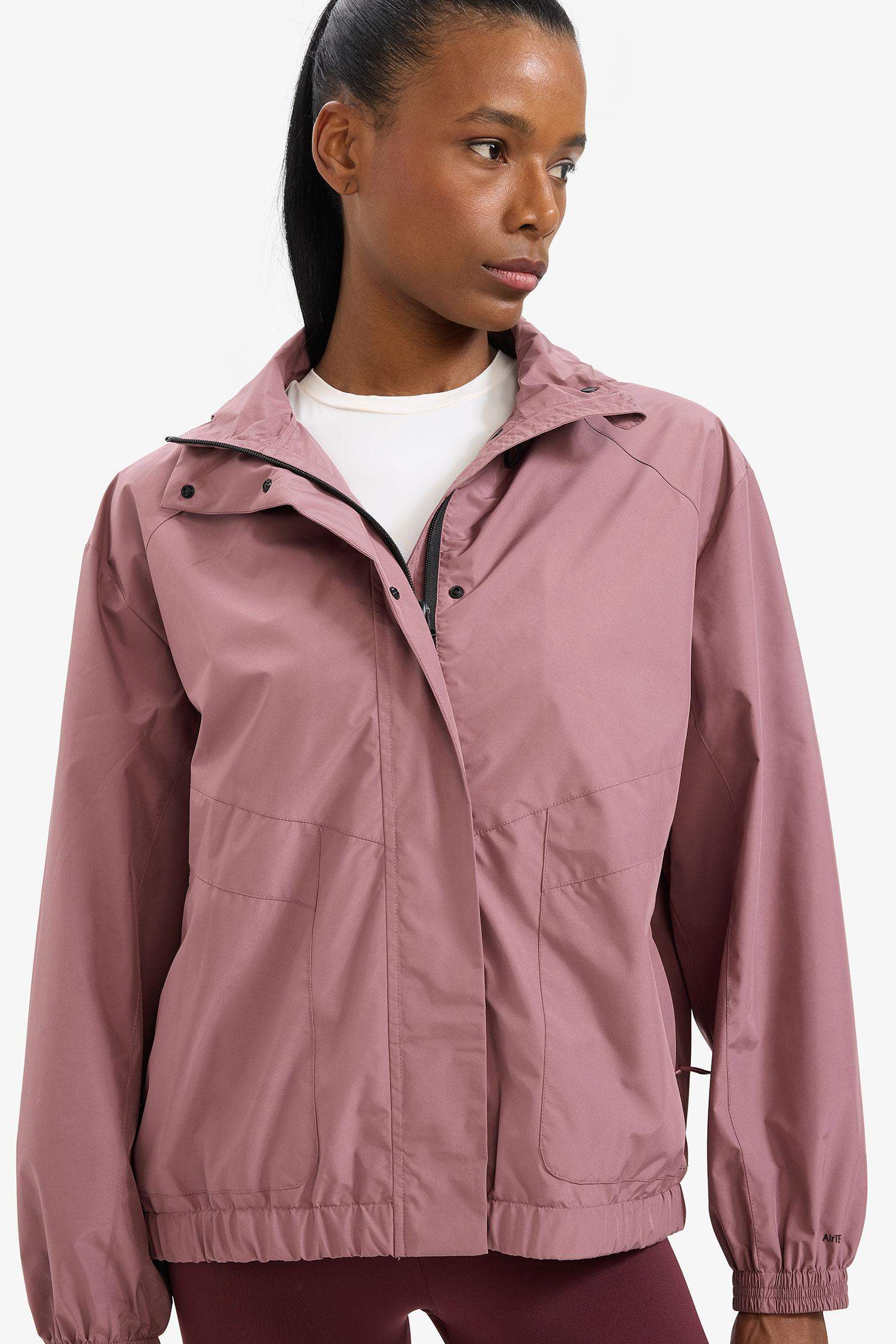 جاكيت مطر وردي قصة عادية بكابيشون وتر بروف من DeFactoFit