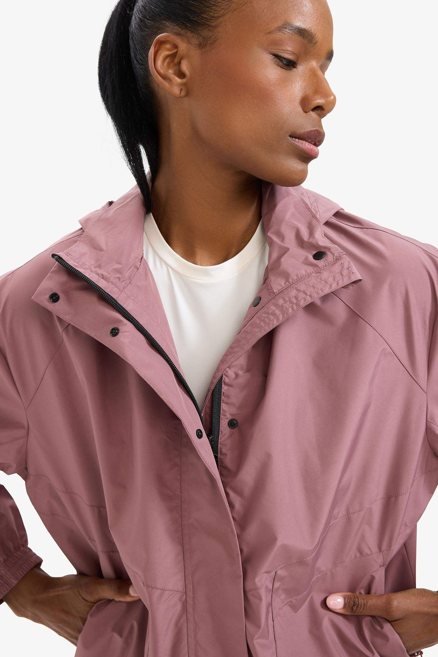 جاكيت مطر وردي قصة عادية بكابيشون وتر بروف من DeFactoFit