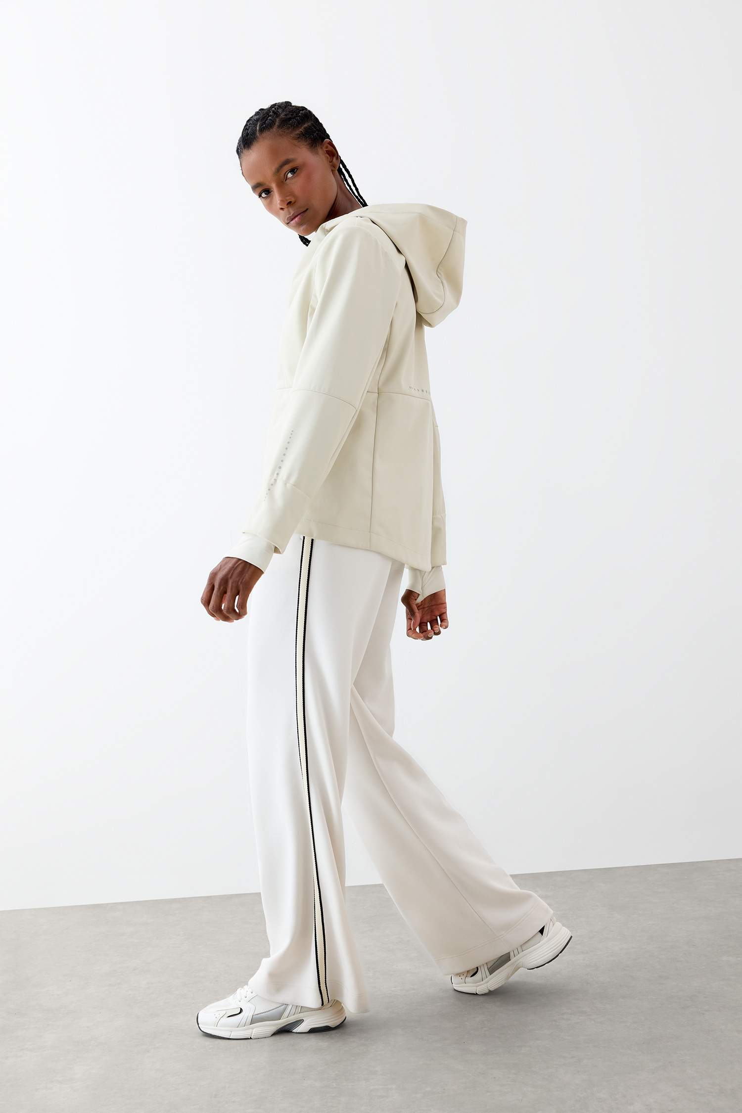 DeFactoFit Su İtici Softshell Slim Fit Dar Kesim Kapüşonlu Fermuarlı Cepli Mevsimlik Yağmurluk