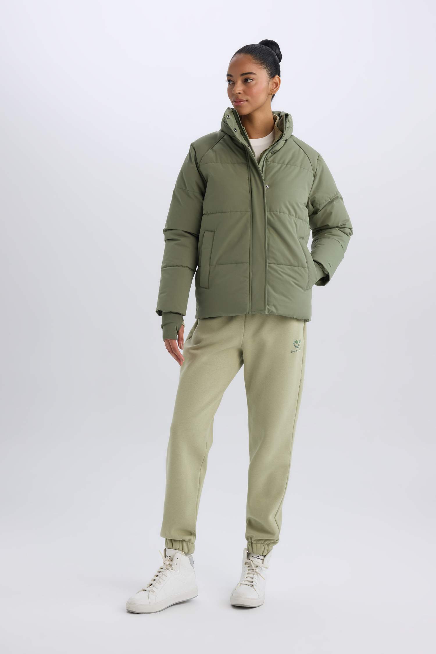 Sıcak Tutan Şişme Mont Su Geçirmez Rüzgar Geçirmez Parmak Geçmeli Dik Yaka Fermuarlı Cepli