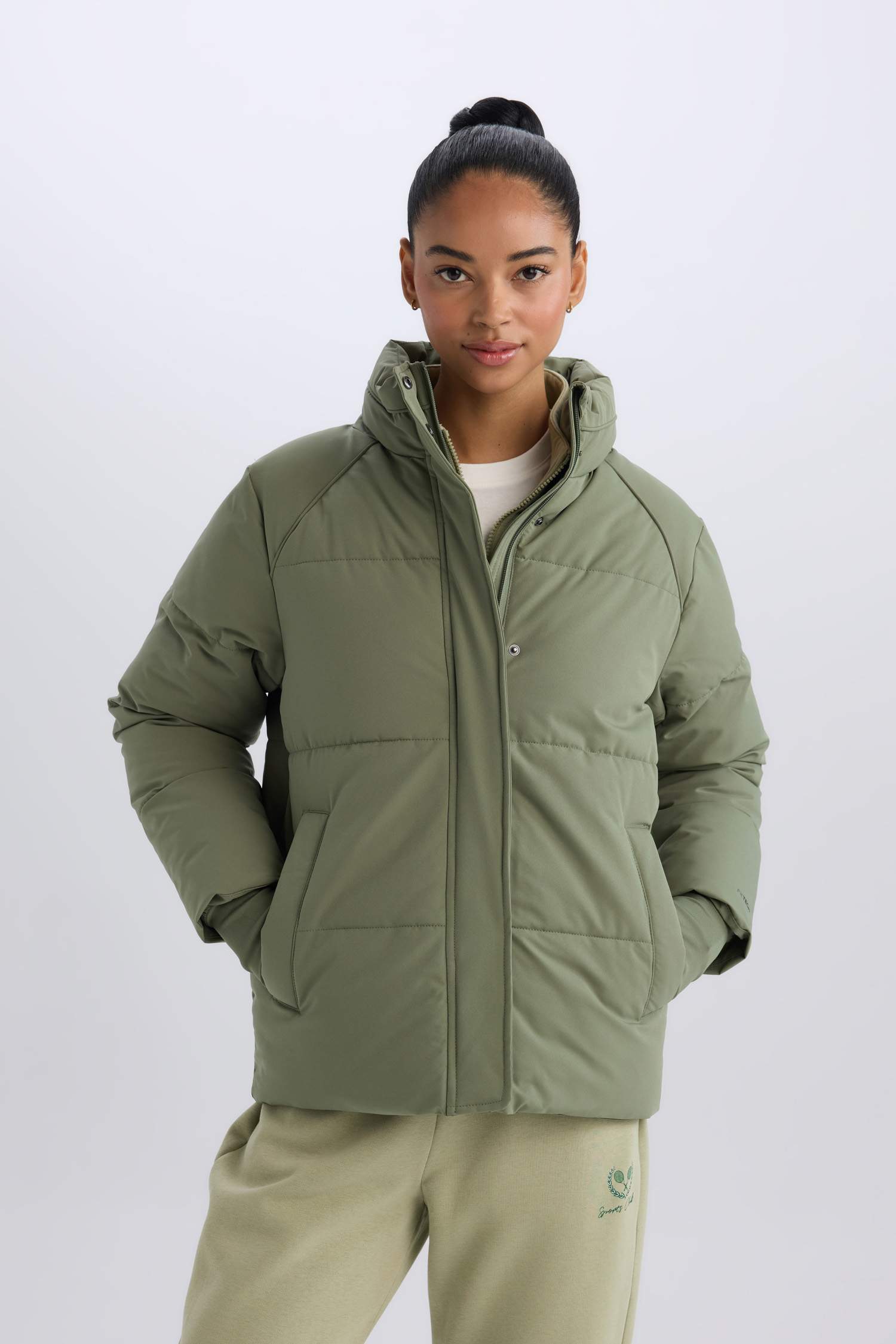 Sıcak Tutan Şişme Mont Su Geçirmez Rüzgar Geçirmez Parmak Geçmeli Dik Yaka Fermuarlı Cepli