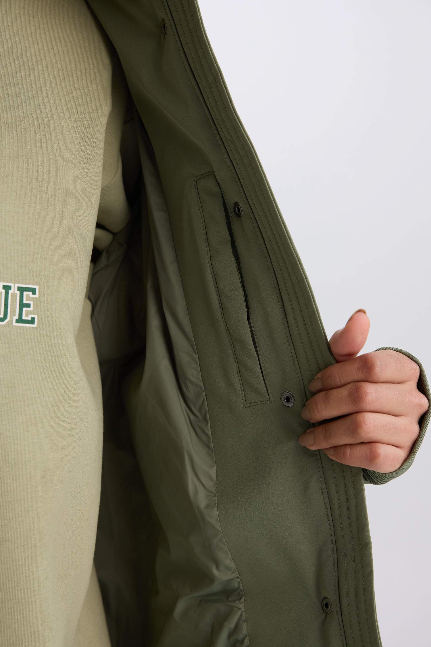 Sıcak Tutan Şişme Mont Su Geçirmez Rüzgar Geçirmez Parmak Geçmeli Dik Yaka Fermuarlı Cepli