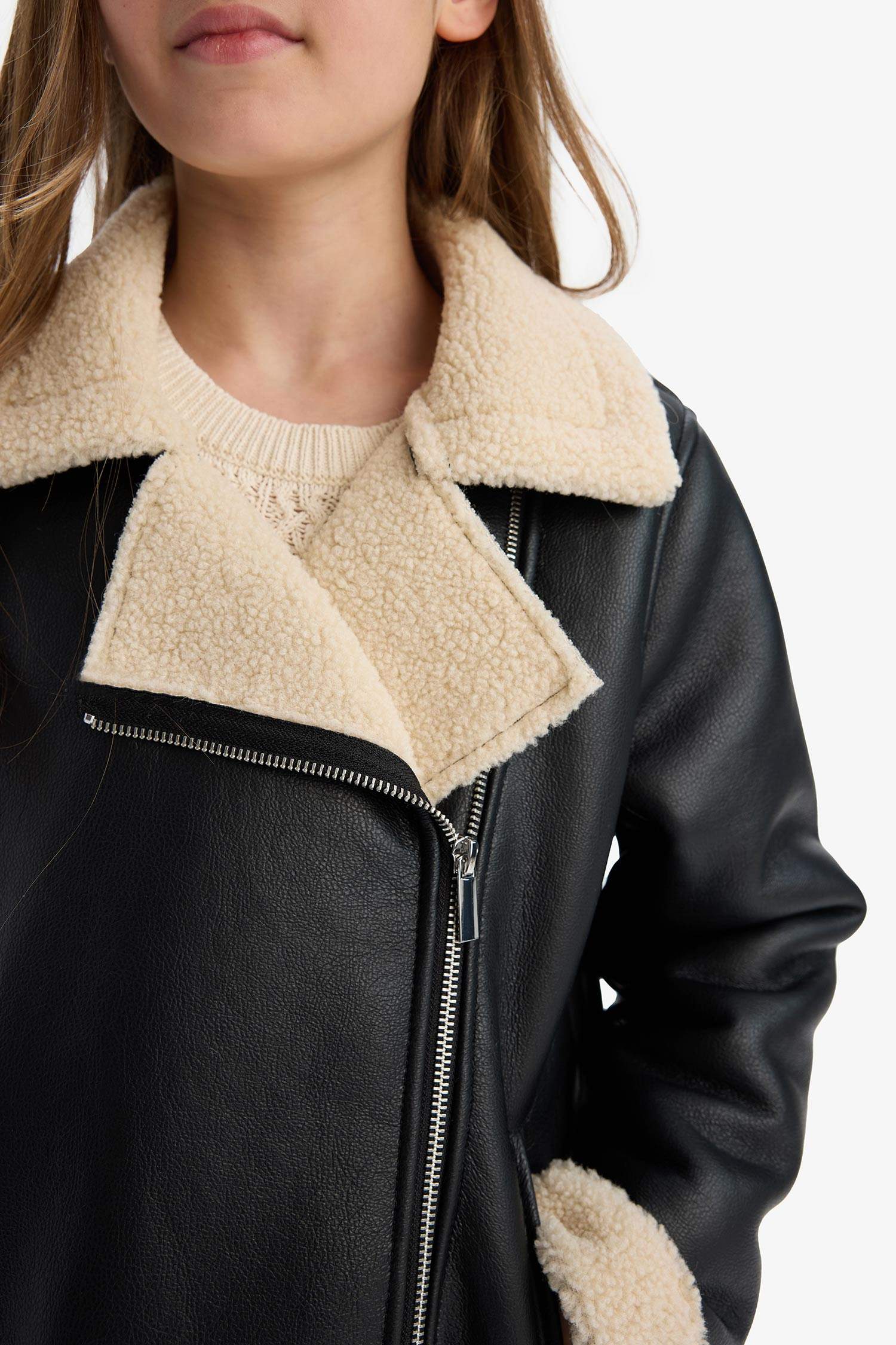 جاكيت بناتي جلد صناعي مقاوم للماء برقبة بليزر ببطانة فروية