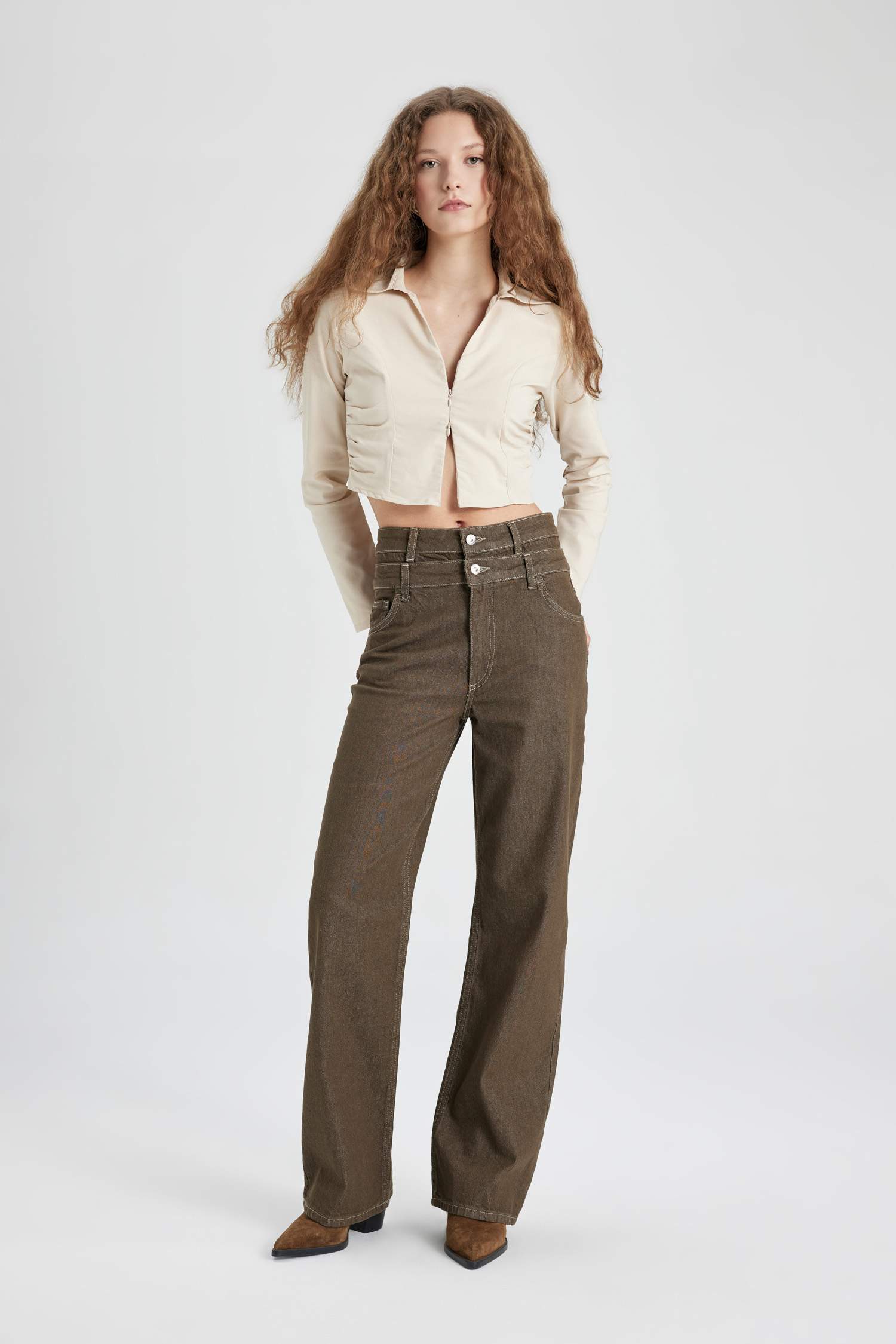 بلوزة سليم فيت كم طويل بياقة قميص