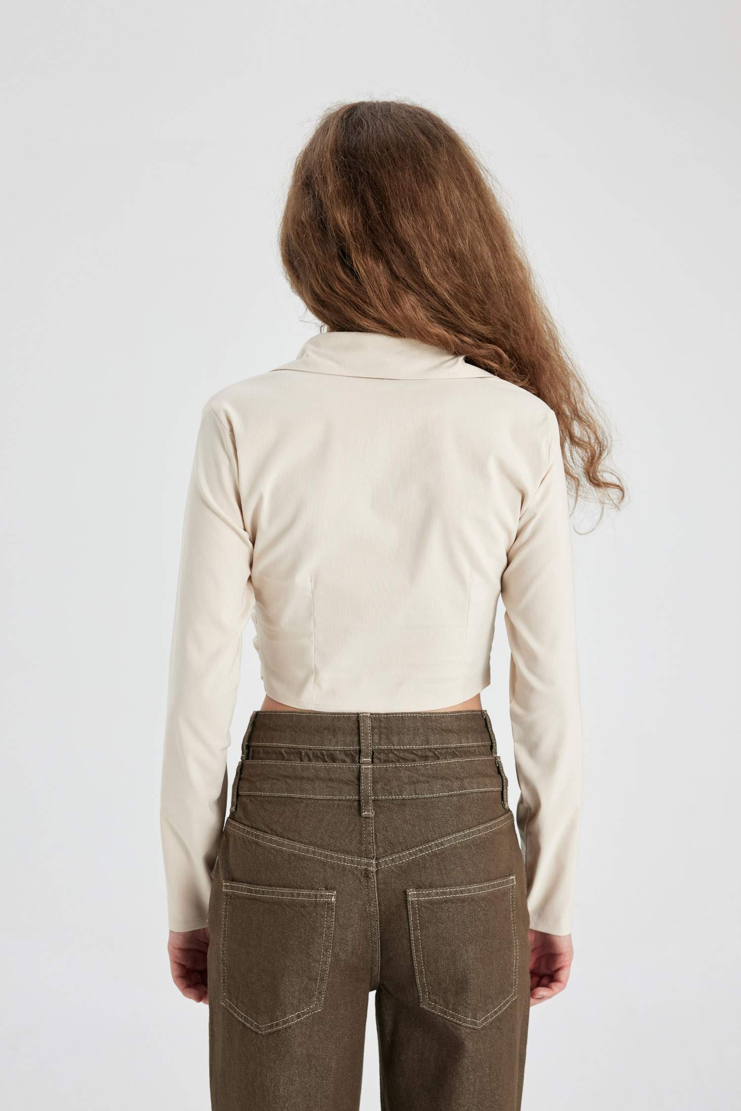 بلوزة سليم فيت كم طويل بياقة قميص