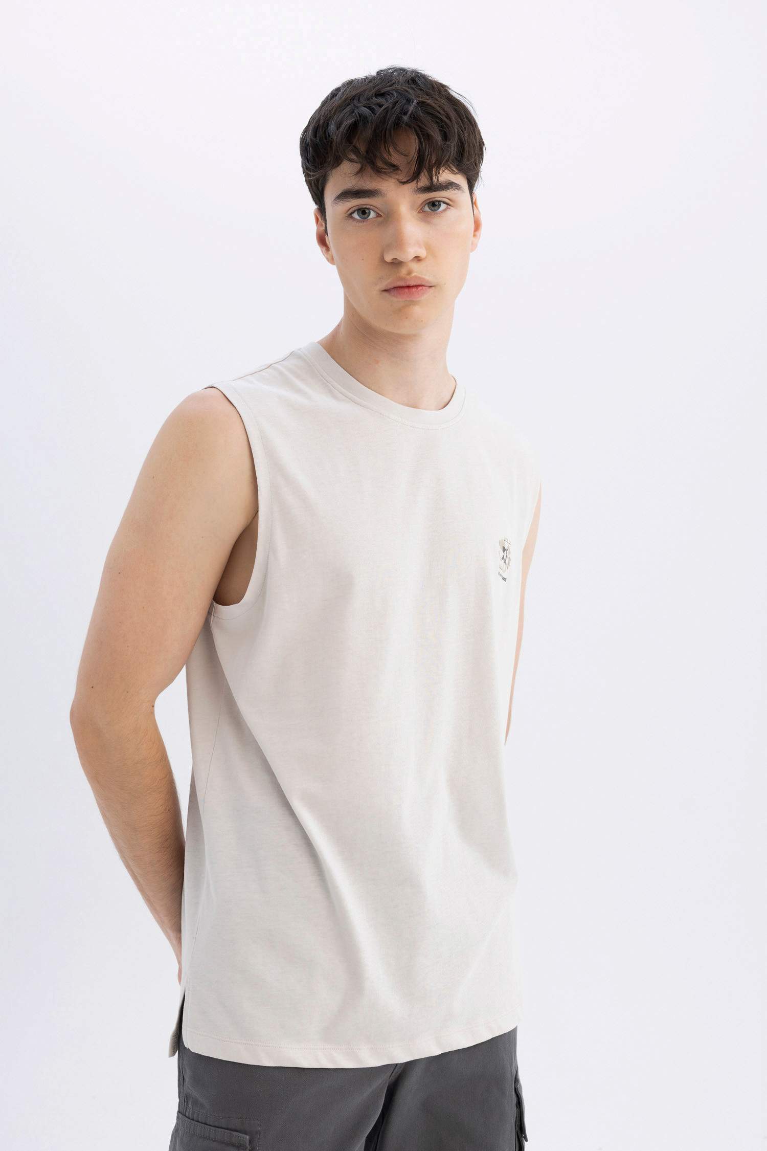 تانك توب قصة عادية برقبة مستديرة