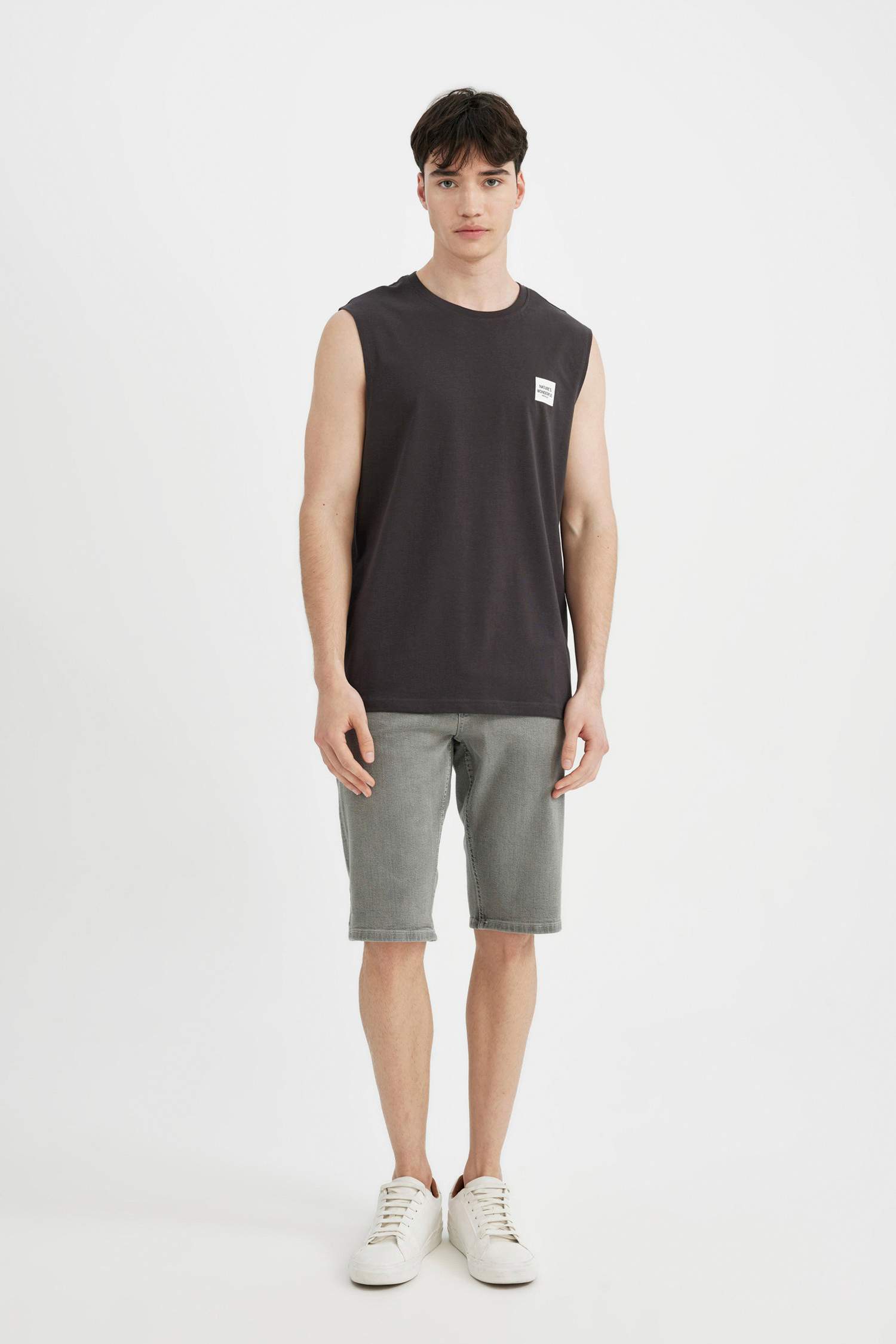 تيشيرت كت قصة عادية وطبعة شعار