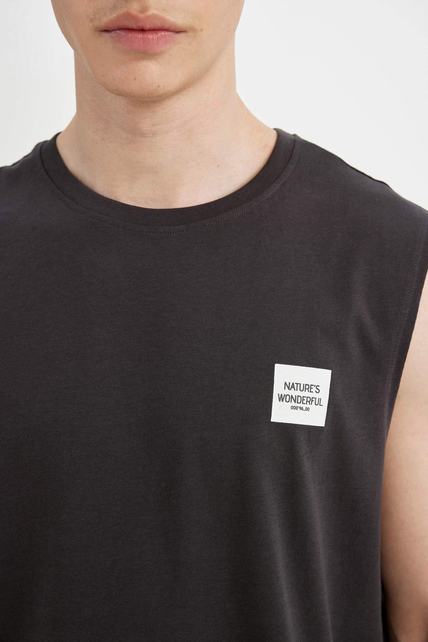 تيشيرت كت قصة عادية وطبعة شعار