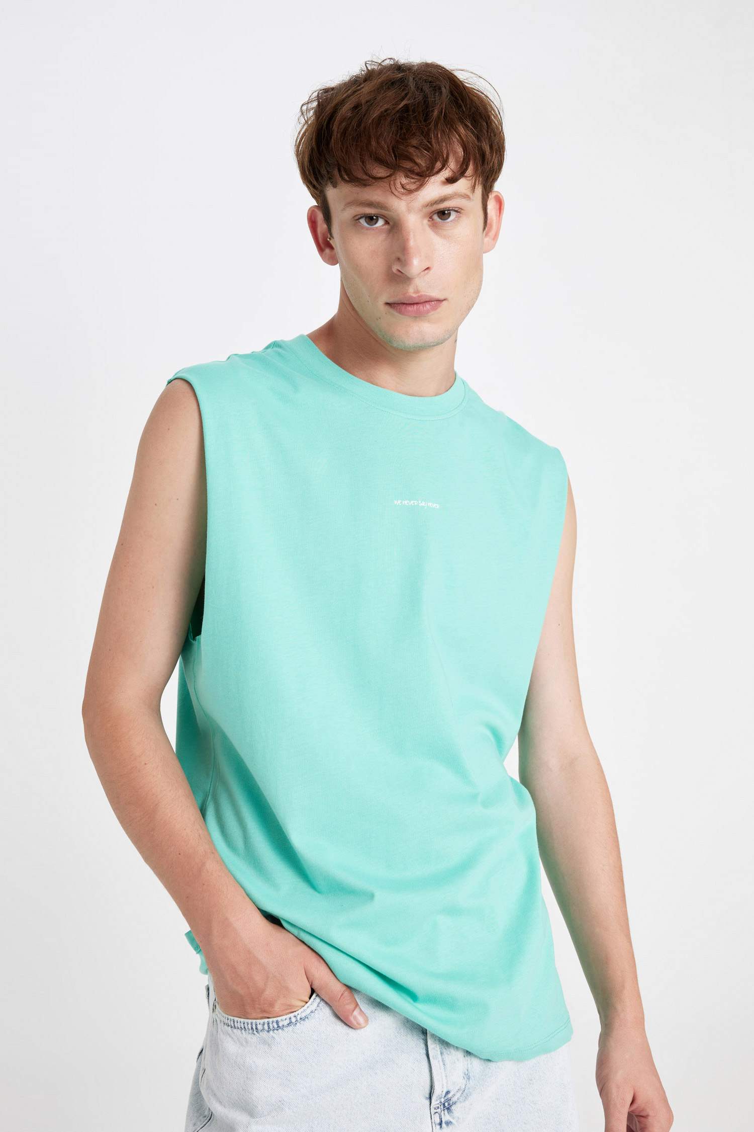 تانك توب واسع برقبة مستديرة بدون كم مطبوع