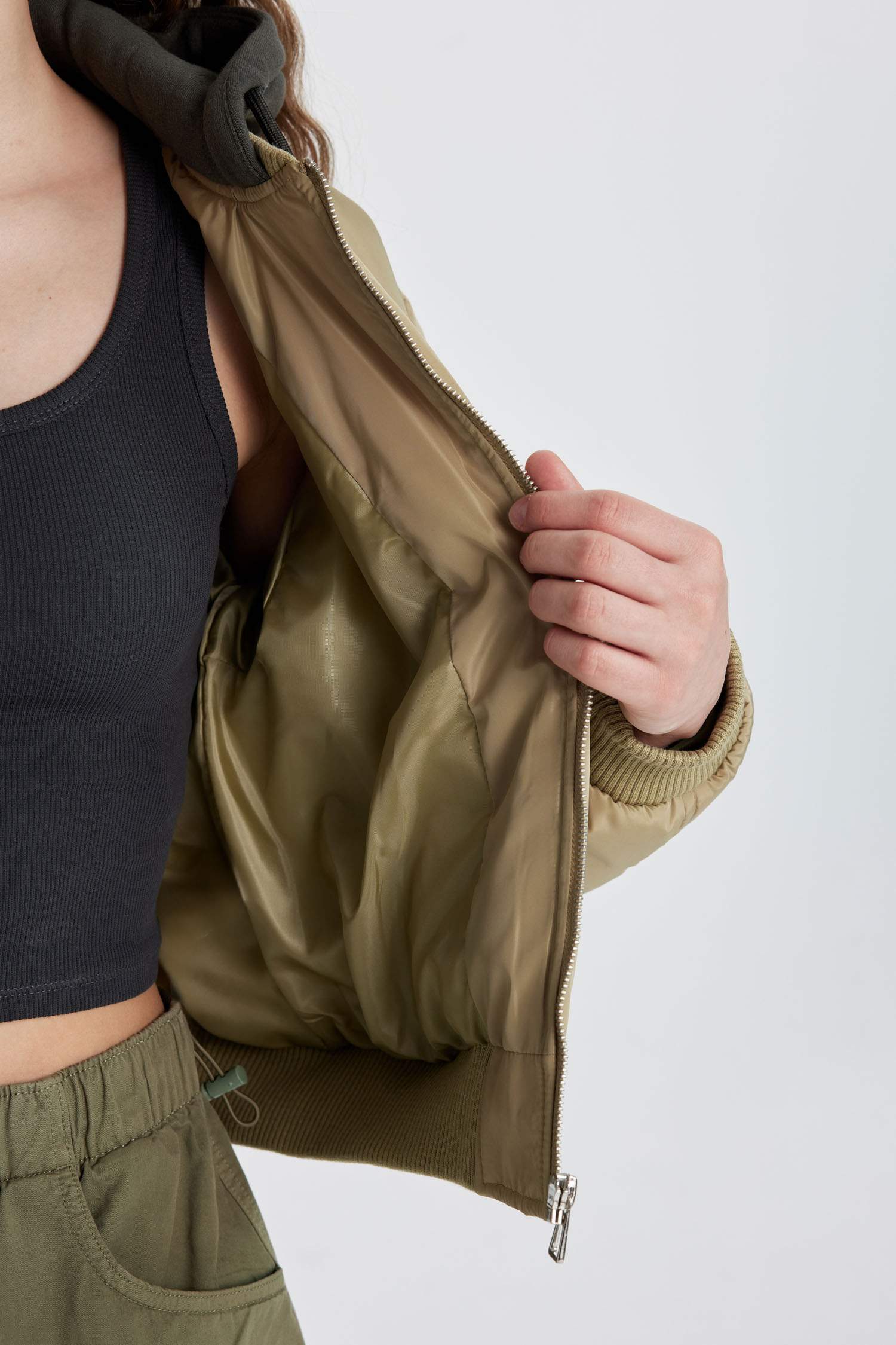 Regular Kalıp Kapüşonlu Fermuarlı Cepli Bomber Ceket Mont