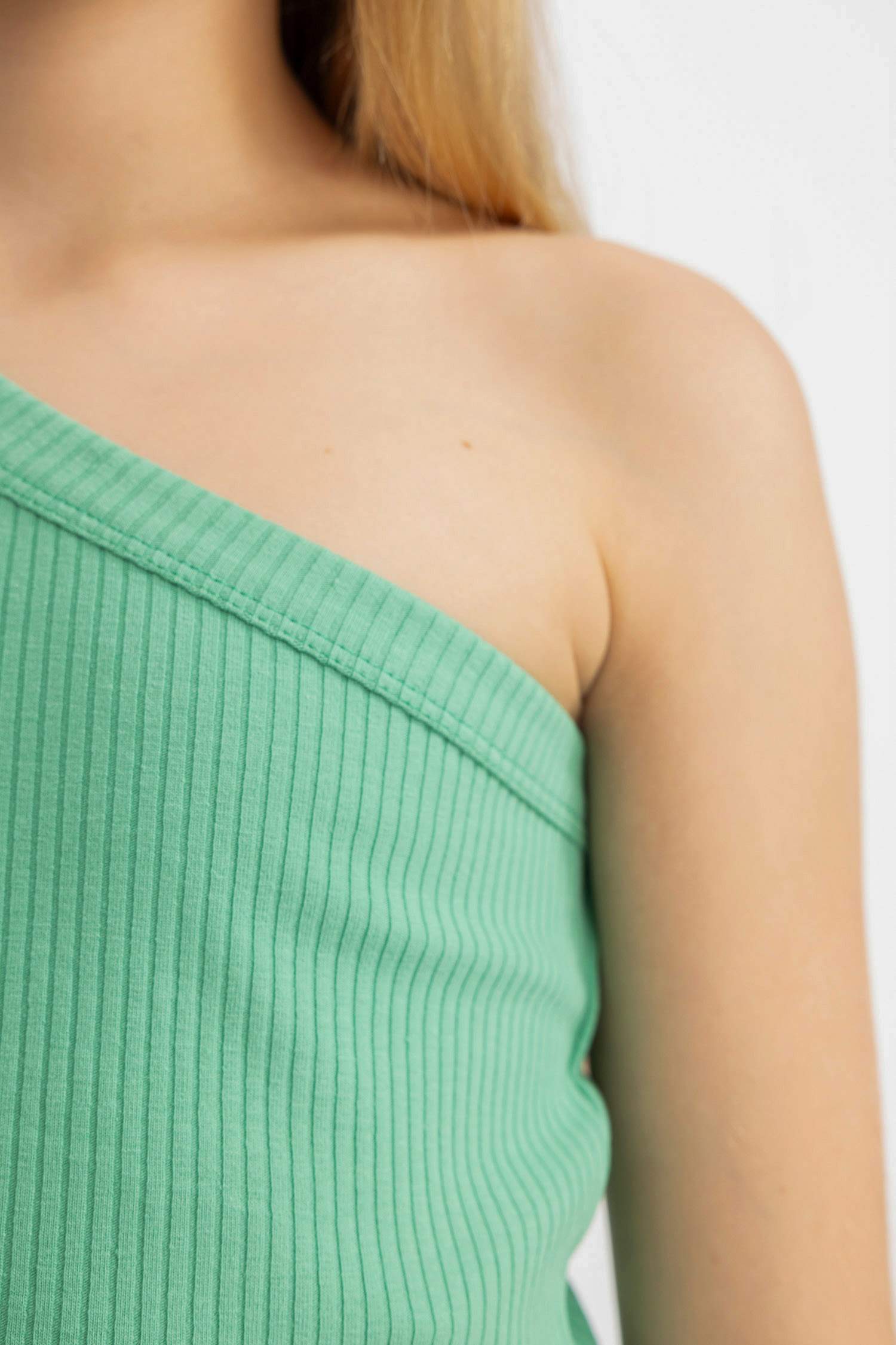 فانيلة بناتي سليم فيت بكتف واحد