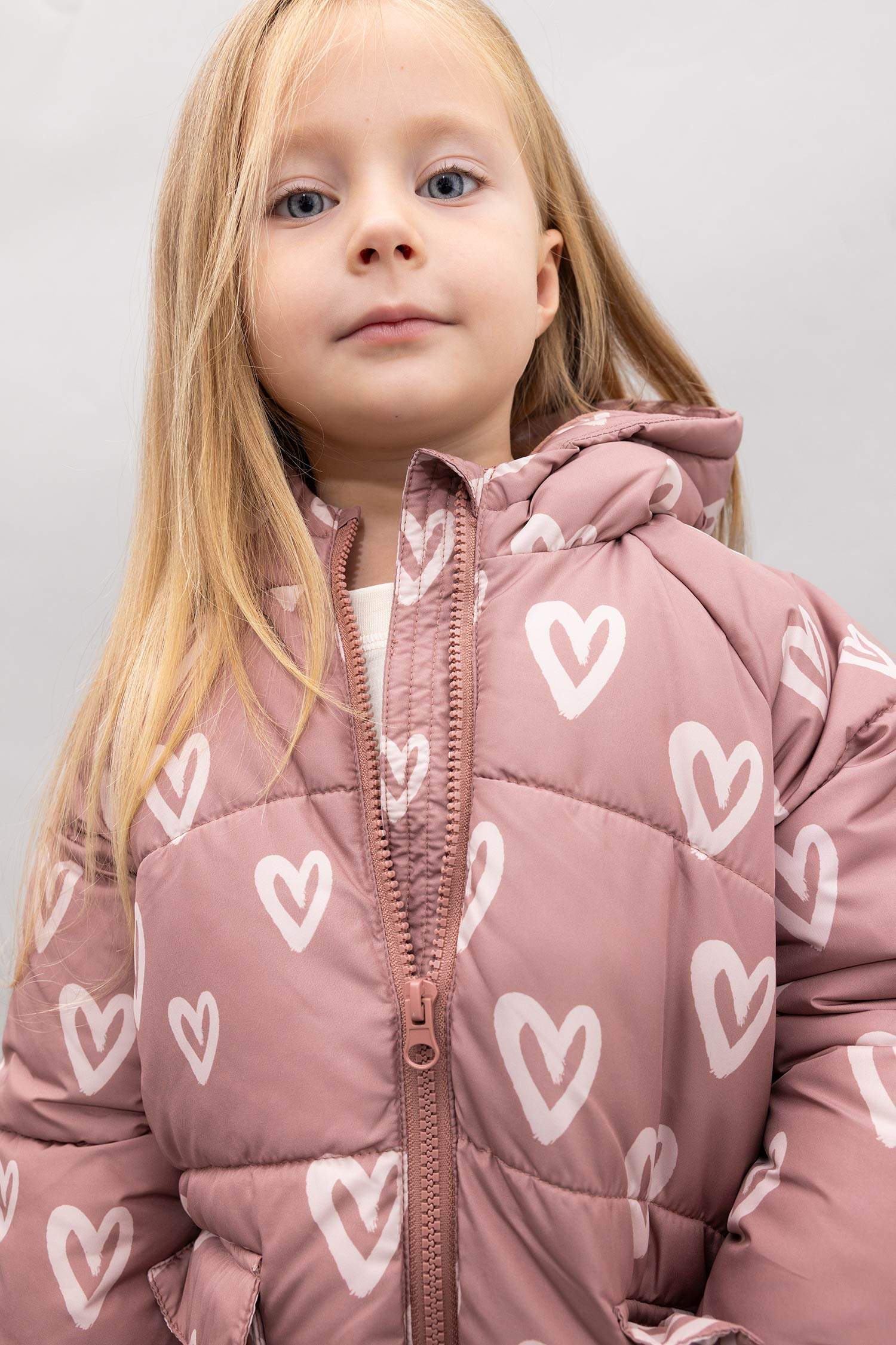 Kız Bebek Kapüşonlu Kalp Desenli Su Geçirmez Cep İçi Polarlı Şişme Mont