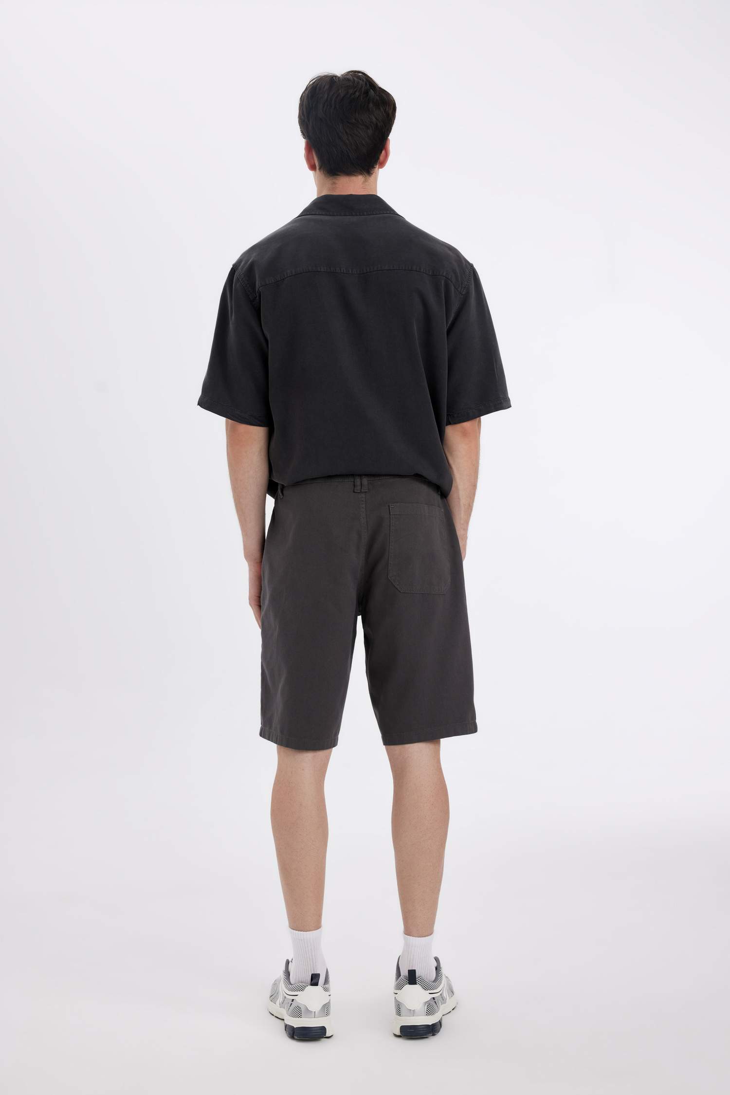 شورت برمودا قصة عادية برجل عادي