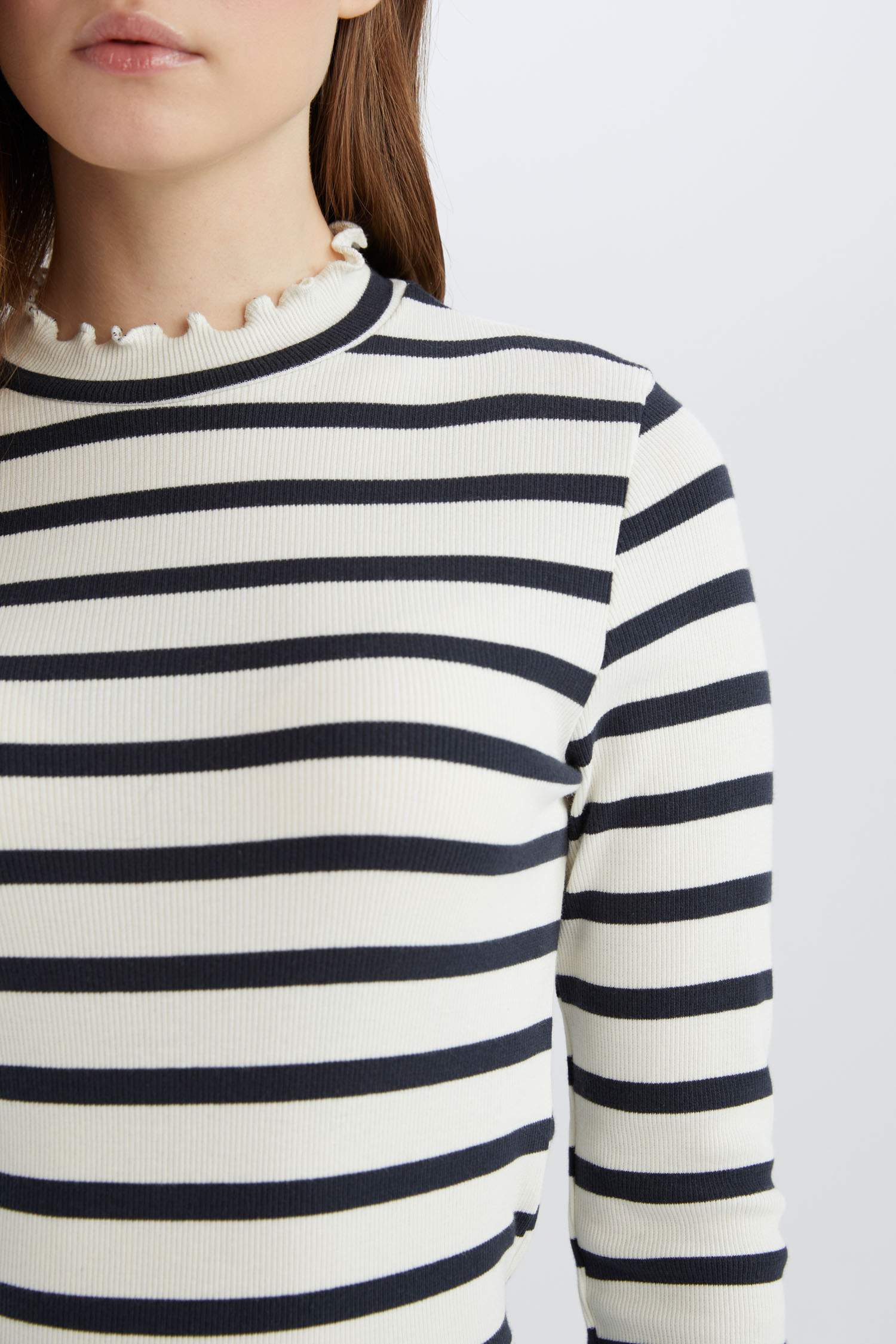 تيشيرت طويل مخطط مضلع بياخة مستديرة