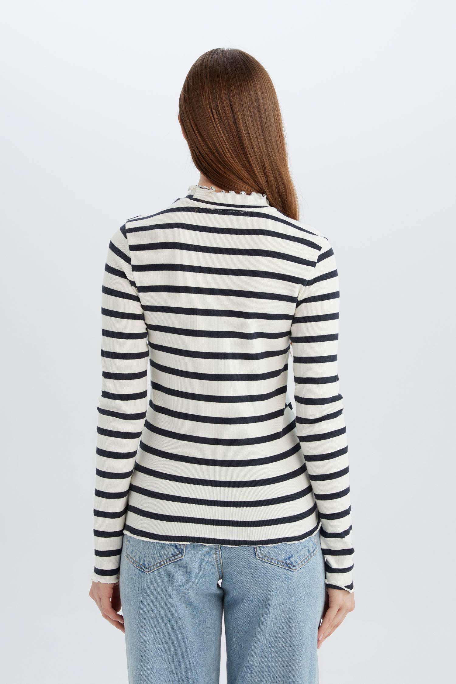 تيشيرت طويل مخطط مضلع بياخة مستديرة