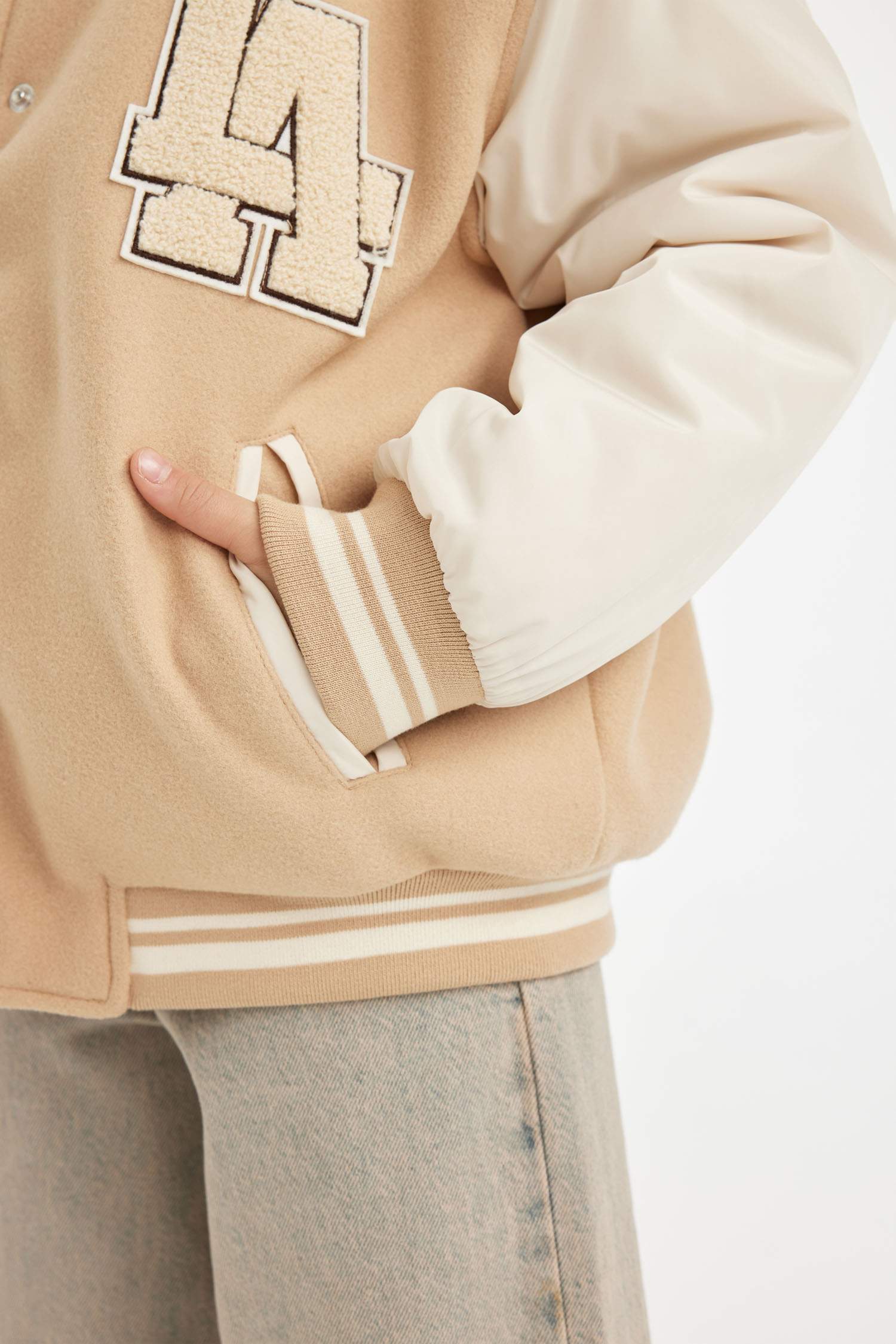 جاكيت بومبر بناتي بجيب وسوسته وياقة كوليج