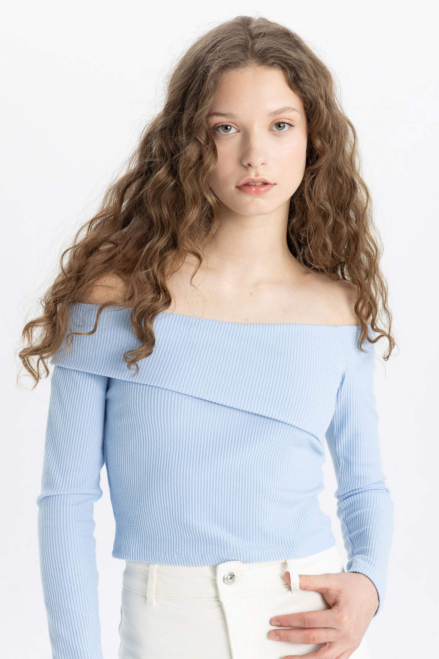 تيشيرت ردن طويل مضلع بكتف مفتوح