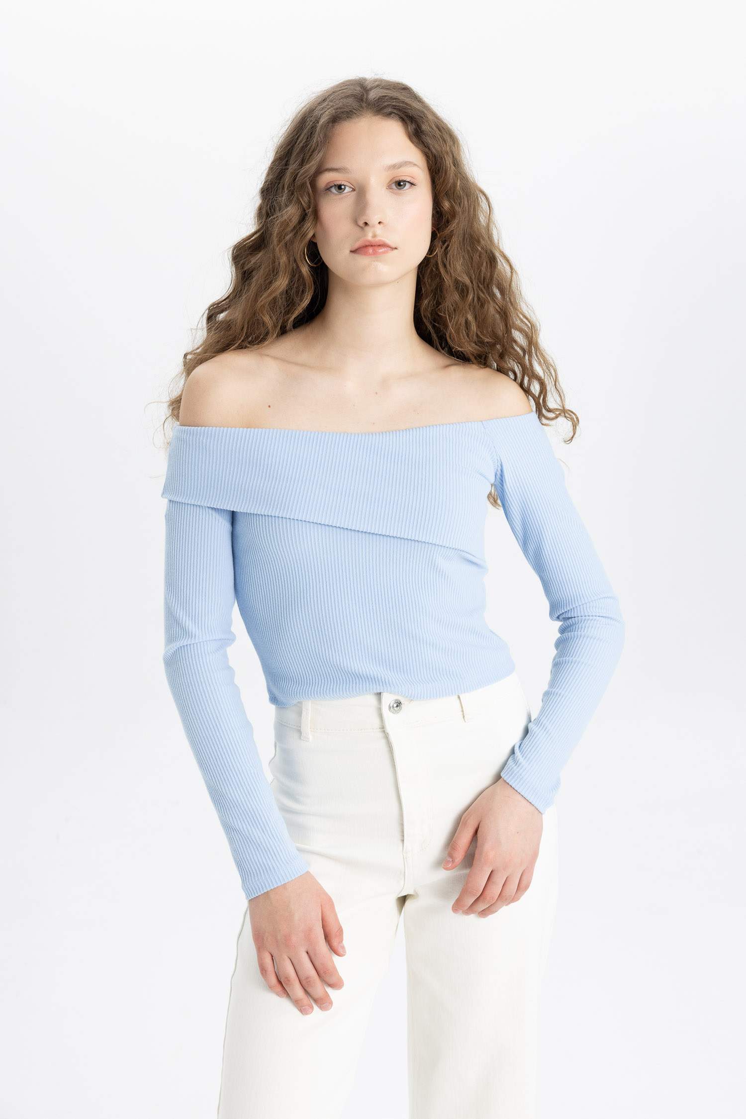 تيشيرت ردن طويل مضلع بكتف مفتوح