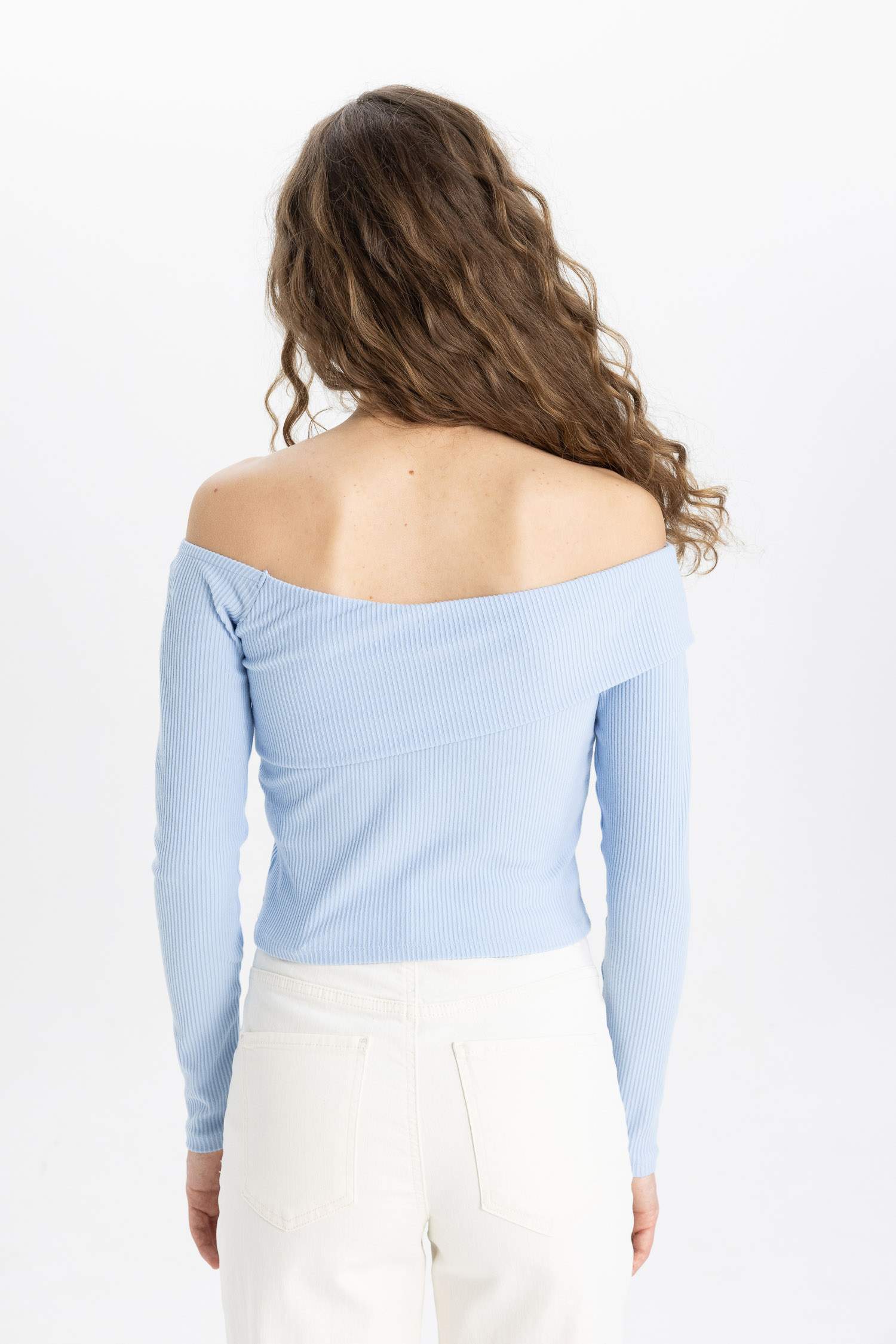 تيشيرت ردن طويل مضلع بكتف مفتوح