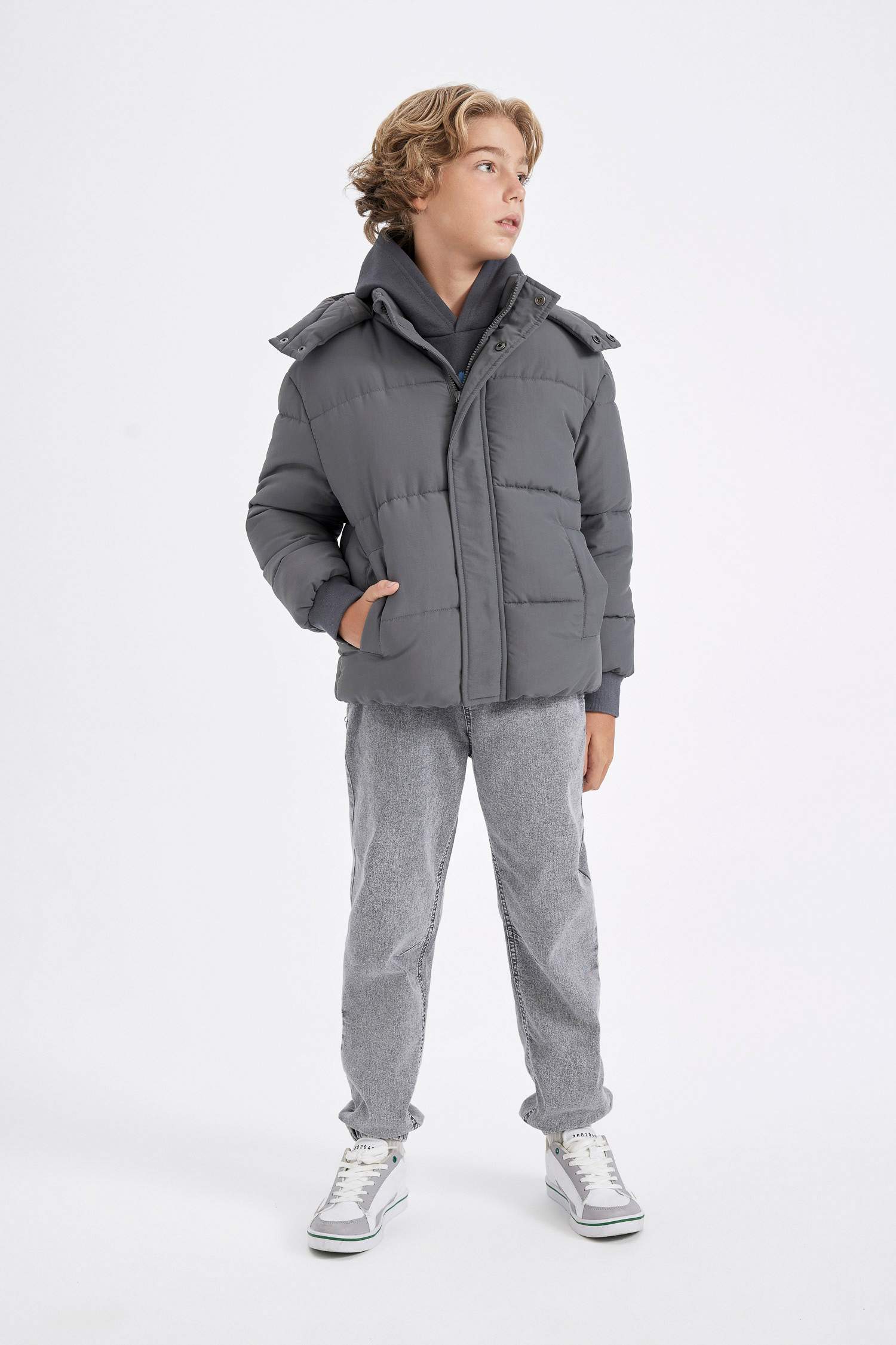 Erkek Çocuk Su Geçirmez Kapüşonlu Fermuarlı Çıtçıtlı Cepli Şişme Mont