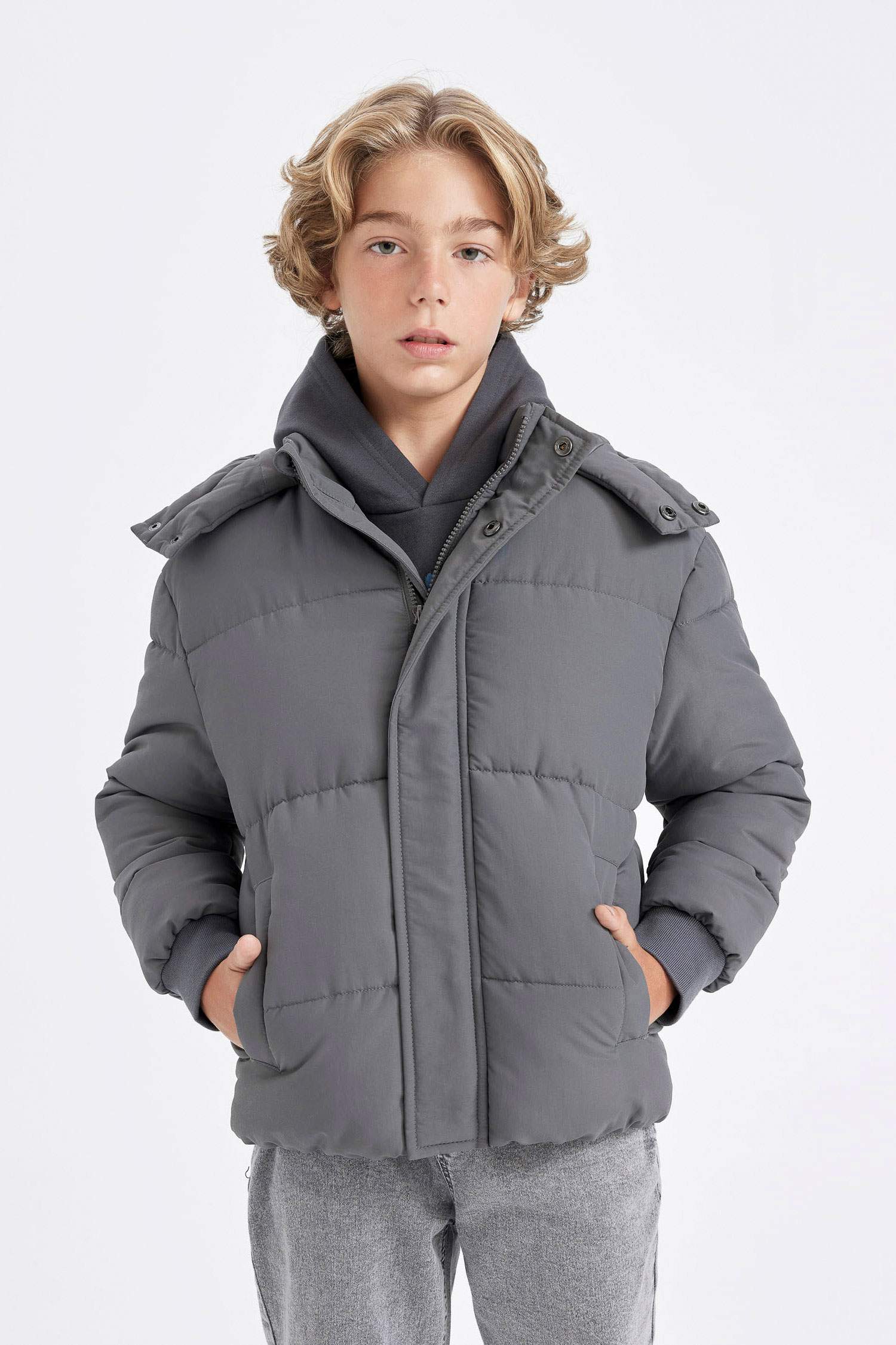 Erkek Çocuk Su Geçirmez Kapüşonlu Fermuarlı Çıtçıtlı Cepli Şişme Mont