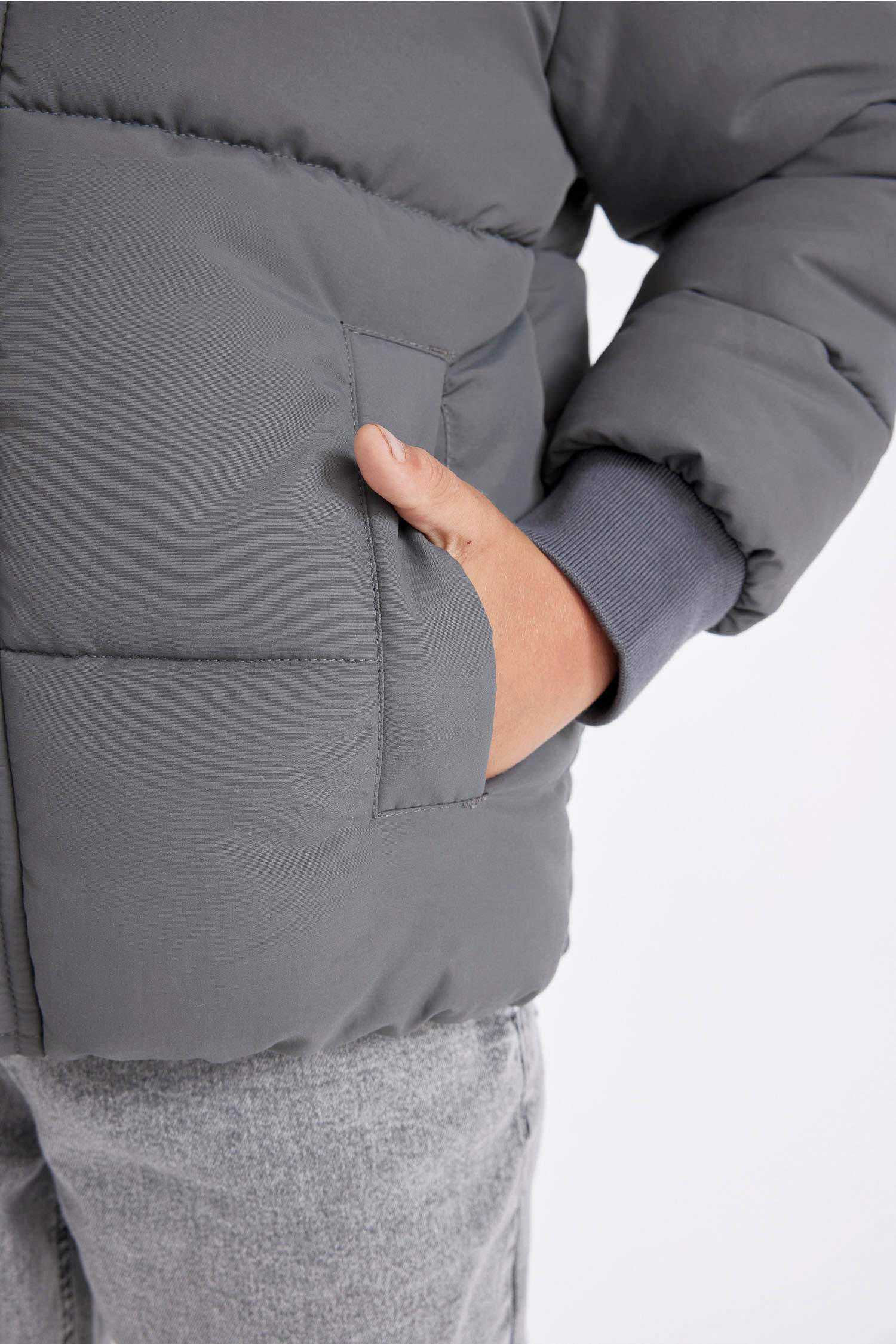 Erkek Çocuk Su Geçirmez Kapüşonlu Fermuarlı Çıtçıtlı Cepli Şişme Mont