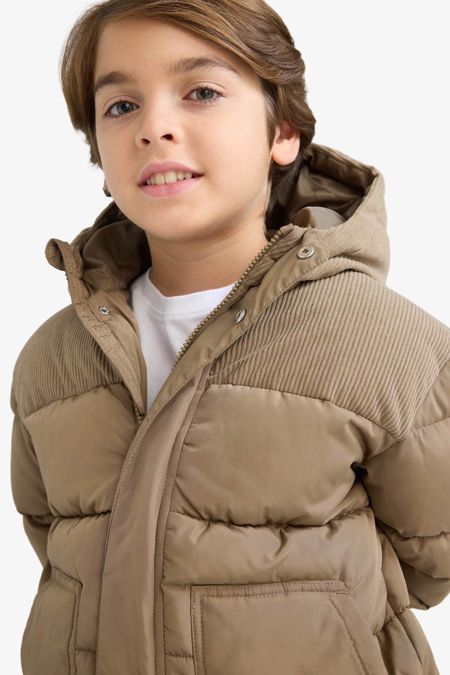 Водоотталкивающее пальто для мальчика с капюшоном