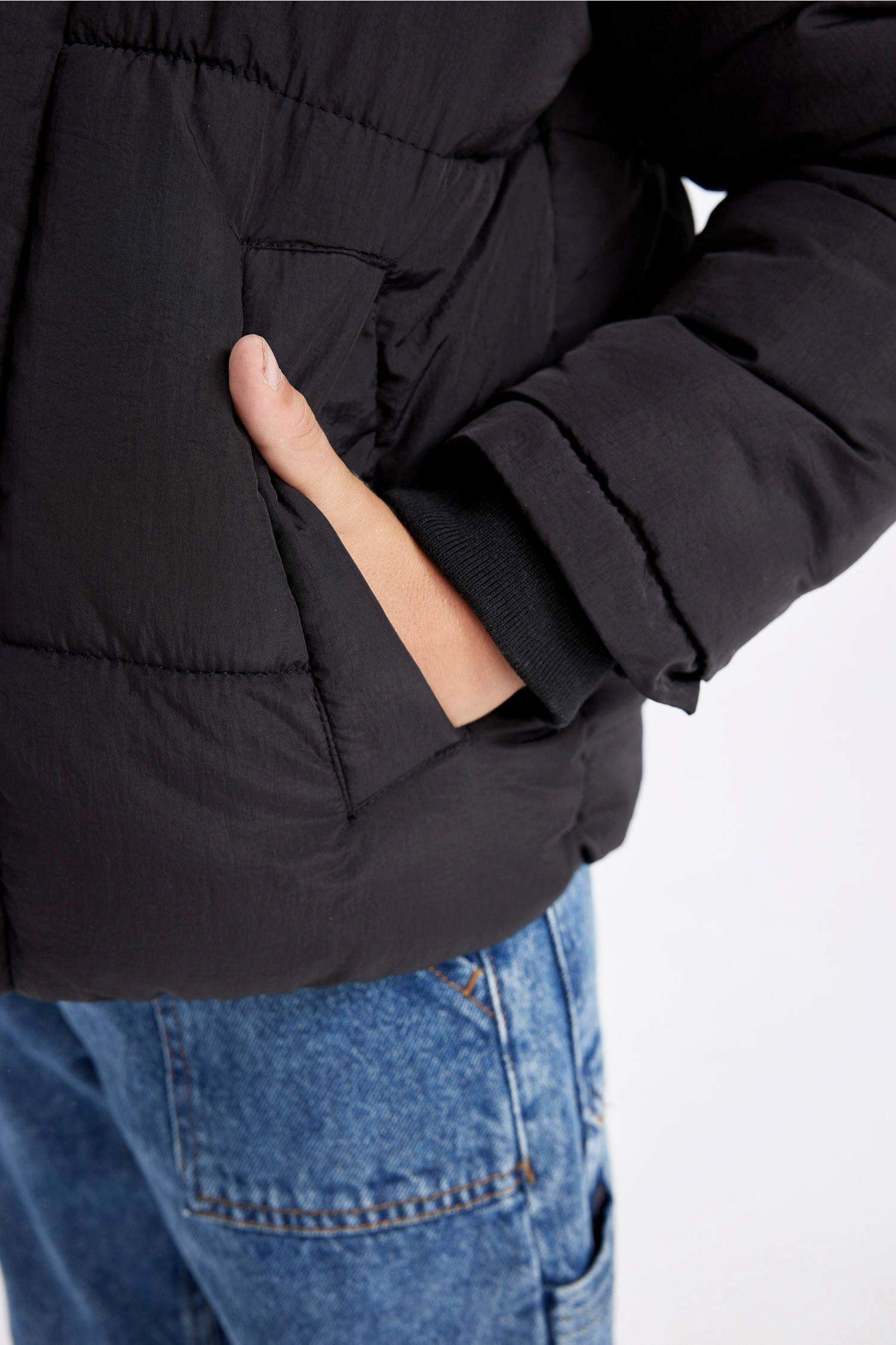 Erkek Çocuk Su Geçirmez Çıkarılabilir Kapüşonlu Fermuarlı Çıtçıtlı Cepli Şişme Mont