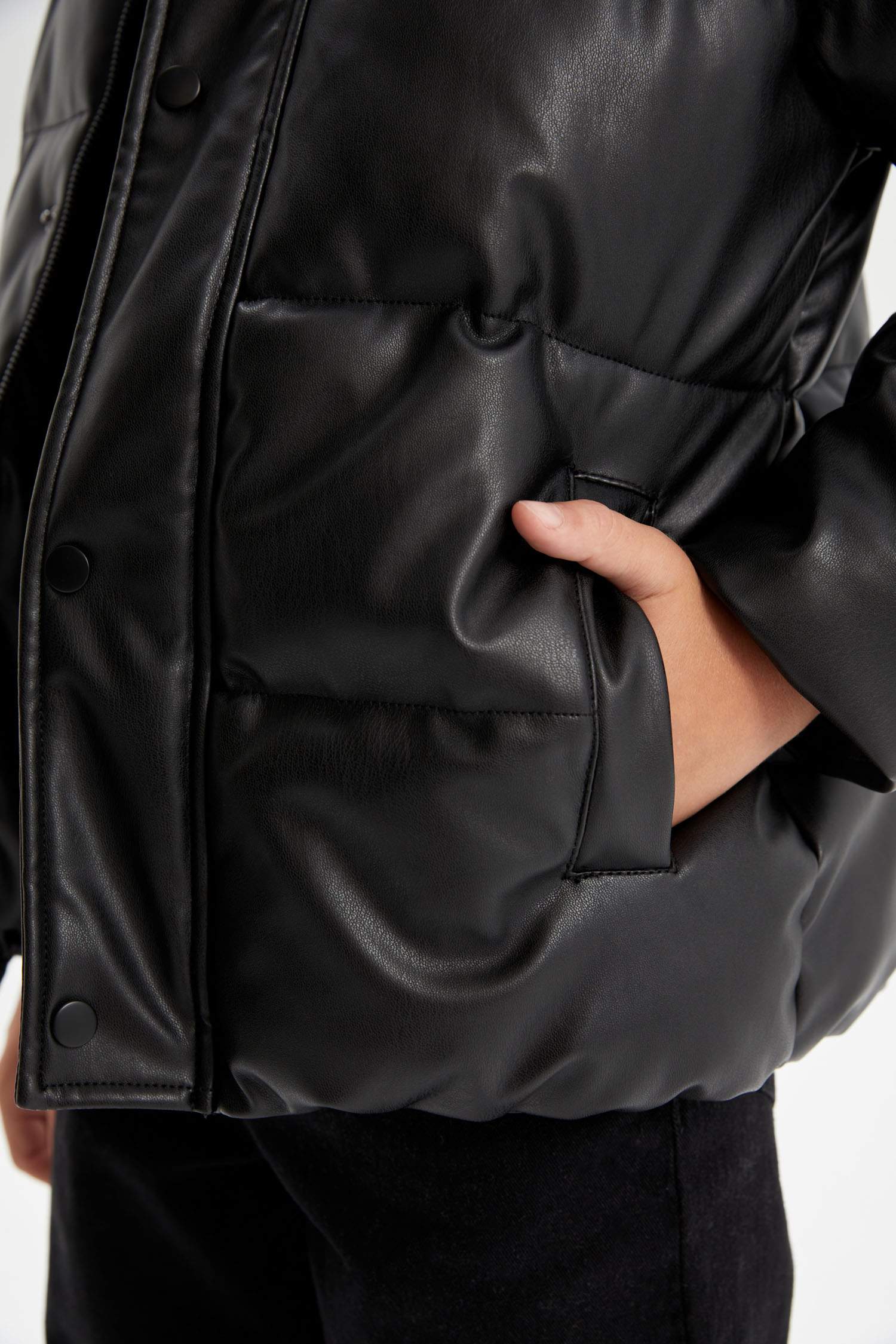 Erkek Çocuk Su Geçirmez Kapüşonlu Çıtçıt Fermuarlı Cepli Suni Deri Mont