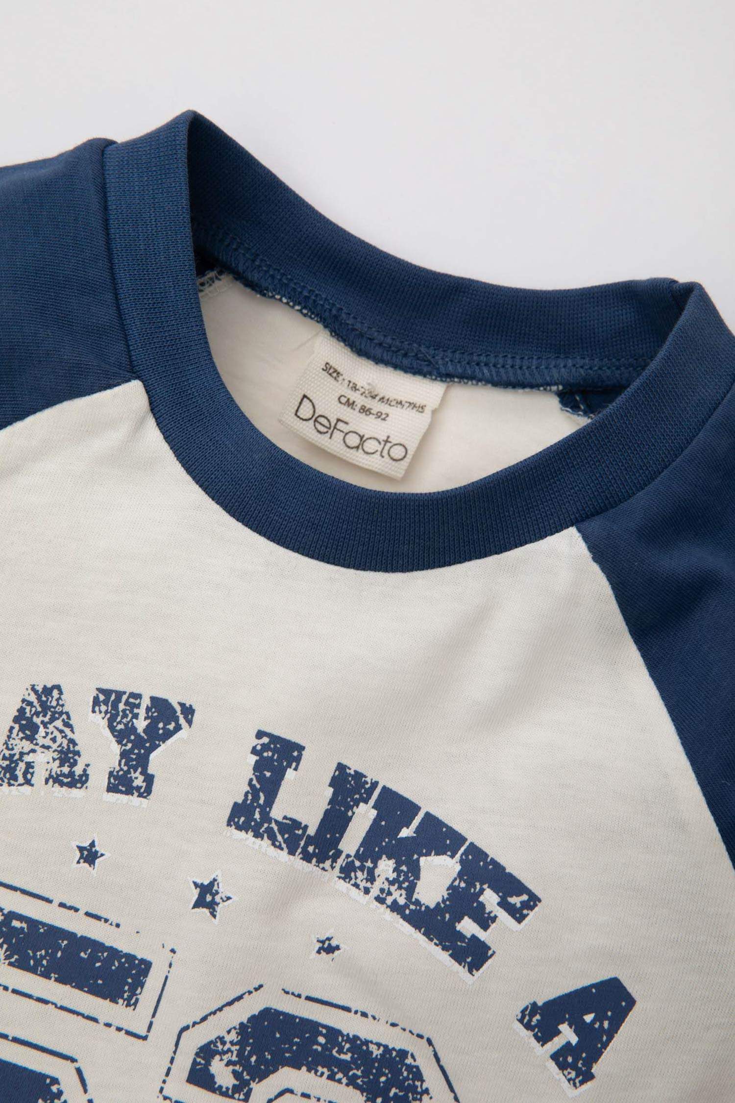 سيت ولادي تي شيرت وشورت جينز بطبعة شعار - قطعتين