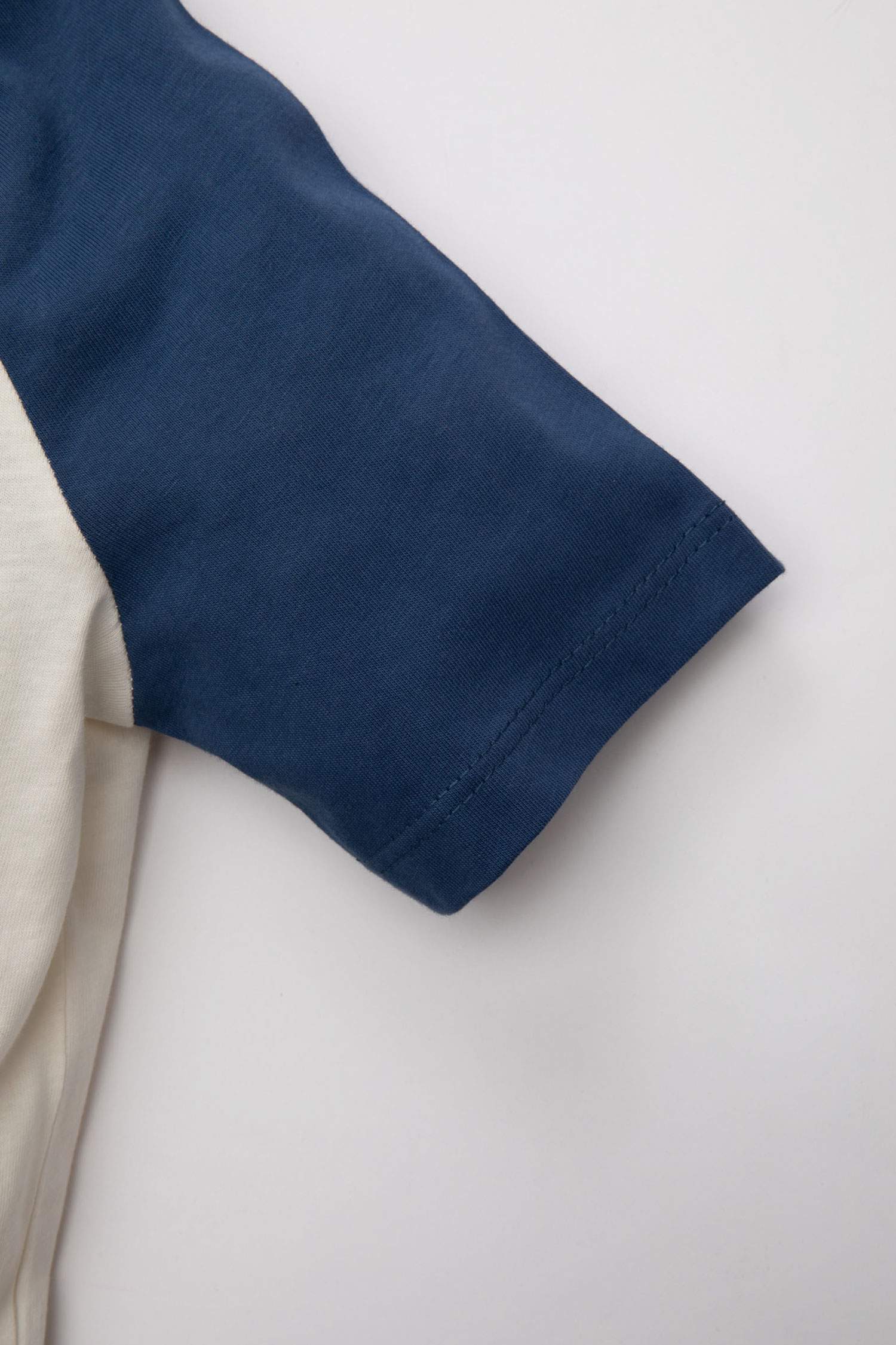 سيت ولادي تي شيرت وشورت جينز بطبعة شعار - قطعتين