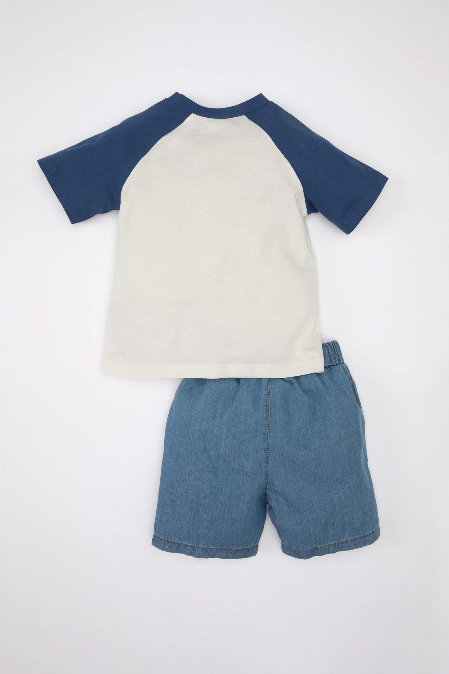 سيت ولادي تي شيرت وشورت جينز بطبعة شعار - قطعتين