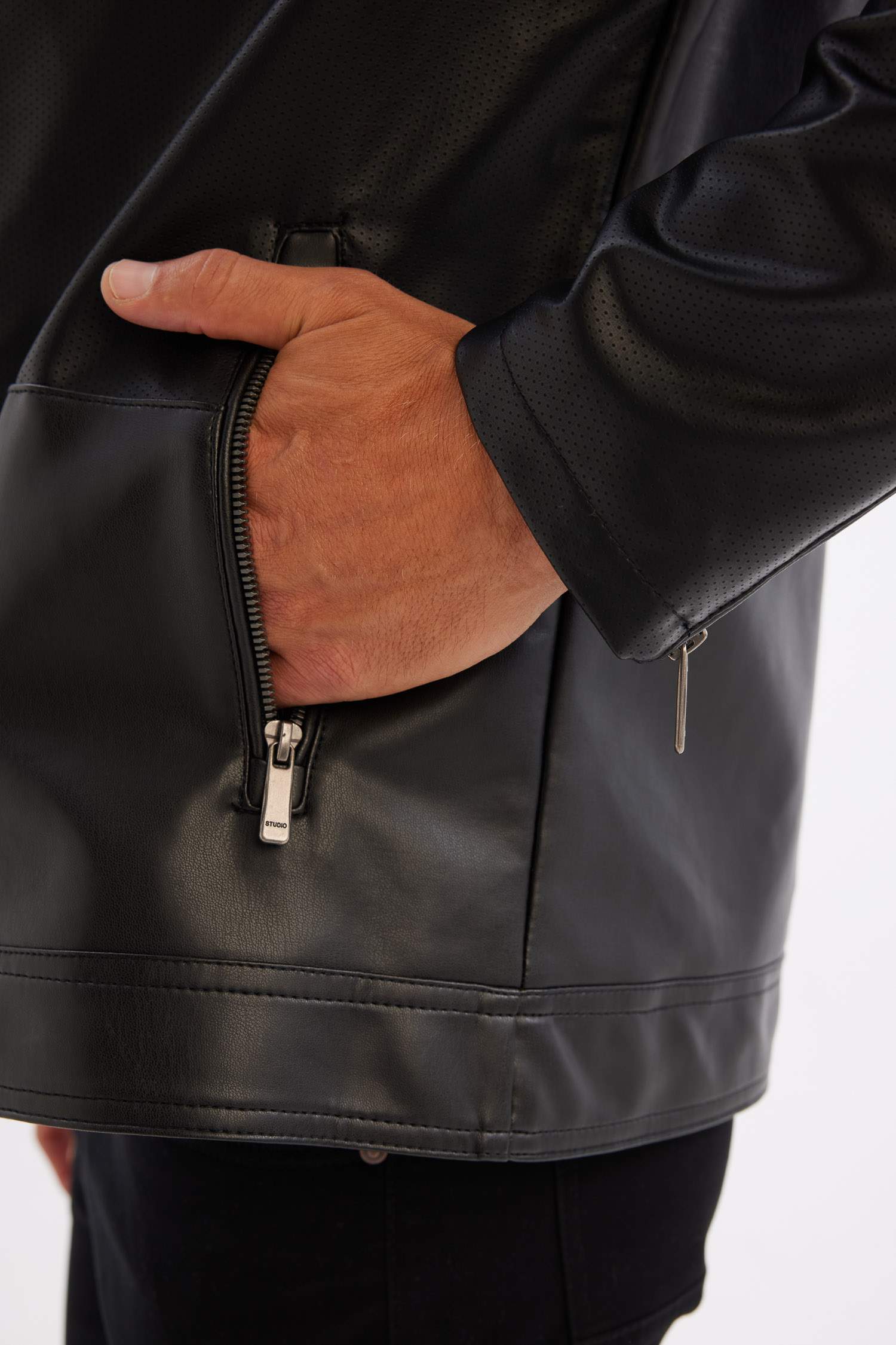 Siyah Slim Fit Dar Kesim Dik Yaka Fermuarlı Astarlı Mevsimlik Hafif İnce Suni Deri Mont Ceket