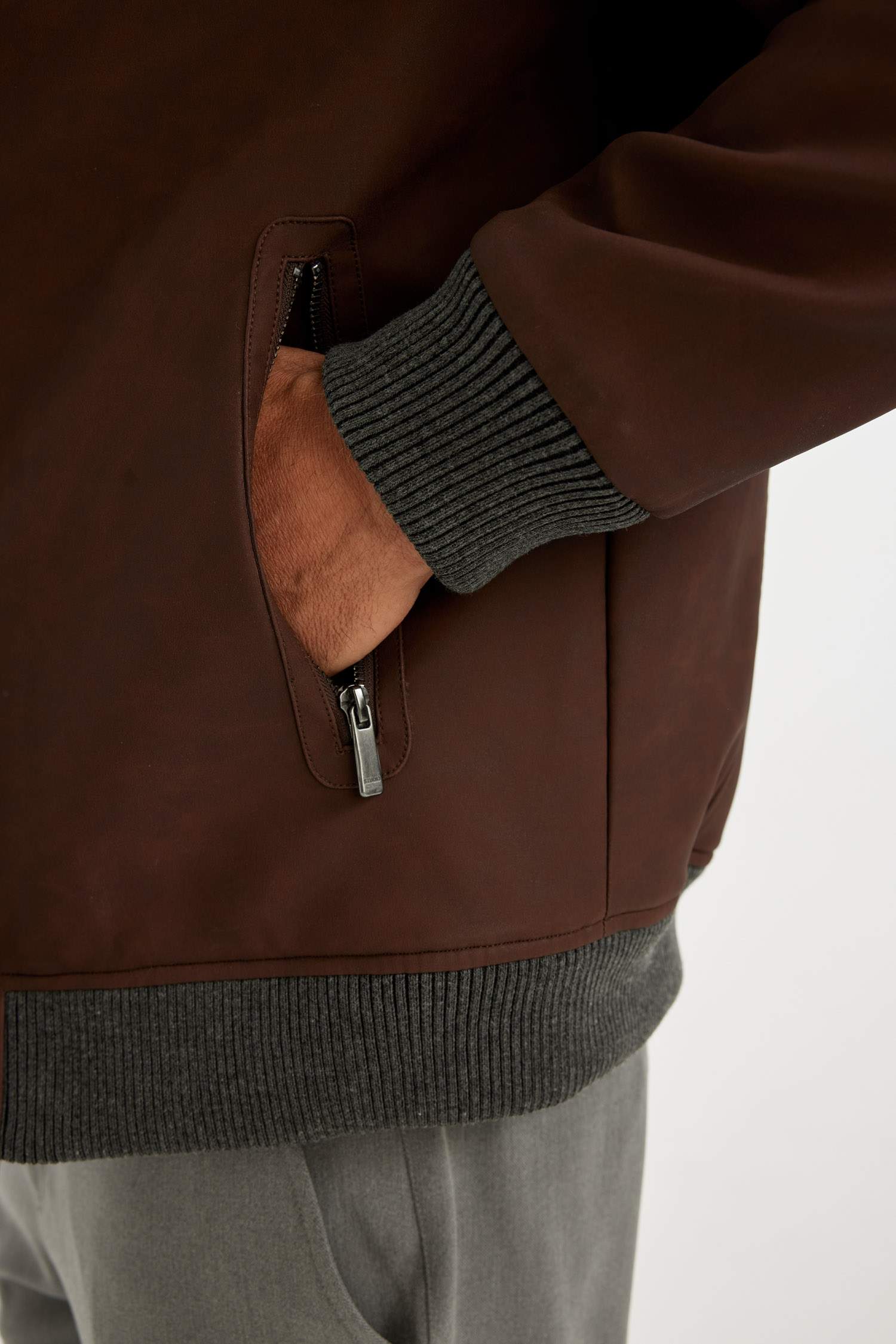 جاكيت جلد صناعي خفيف سليم فيت بياقة عالية مقاوم للماء