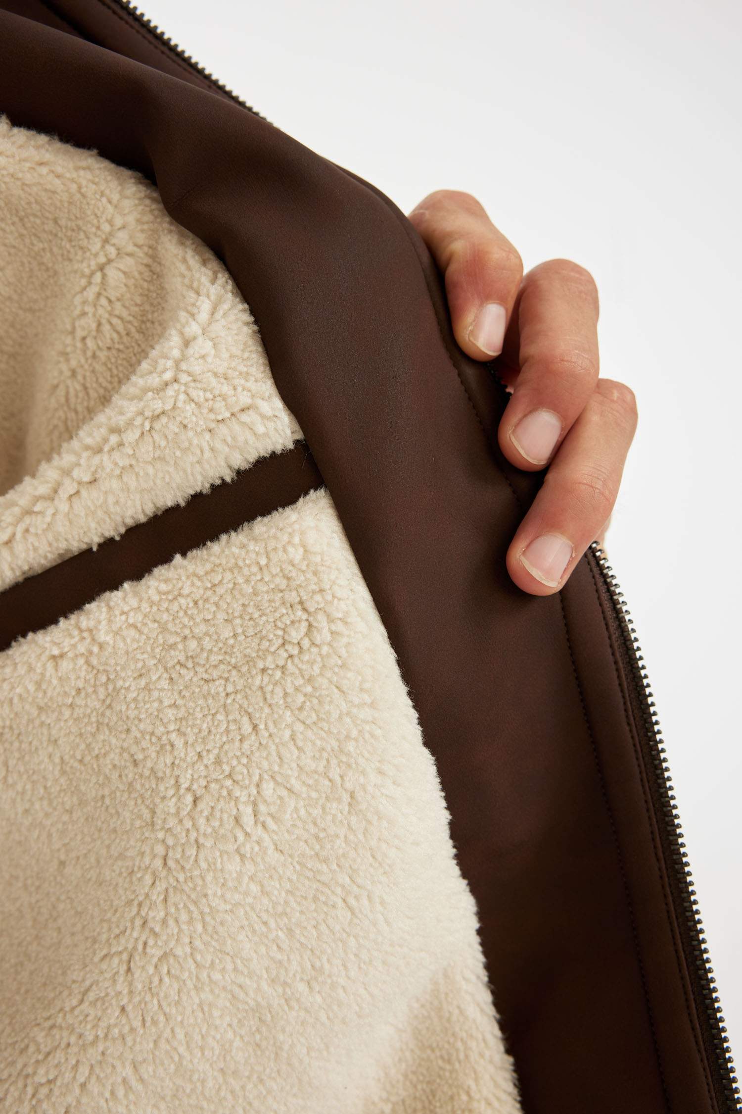 جاكيت جلد صناعي خفيف سليم فيت بياقة عالية مقاوم للماء