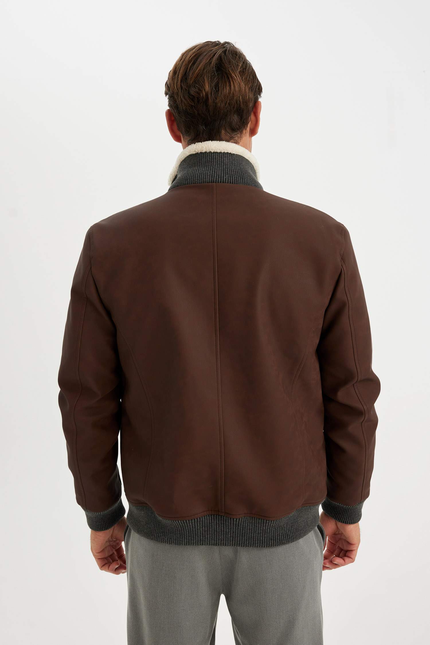 جاكيت جلد صناعي خفيف سليم فيت بياقة عالية مقاوم للماء