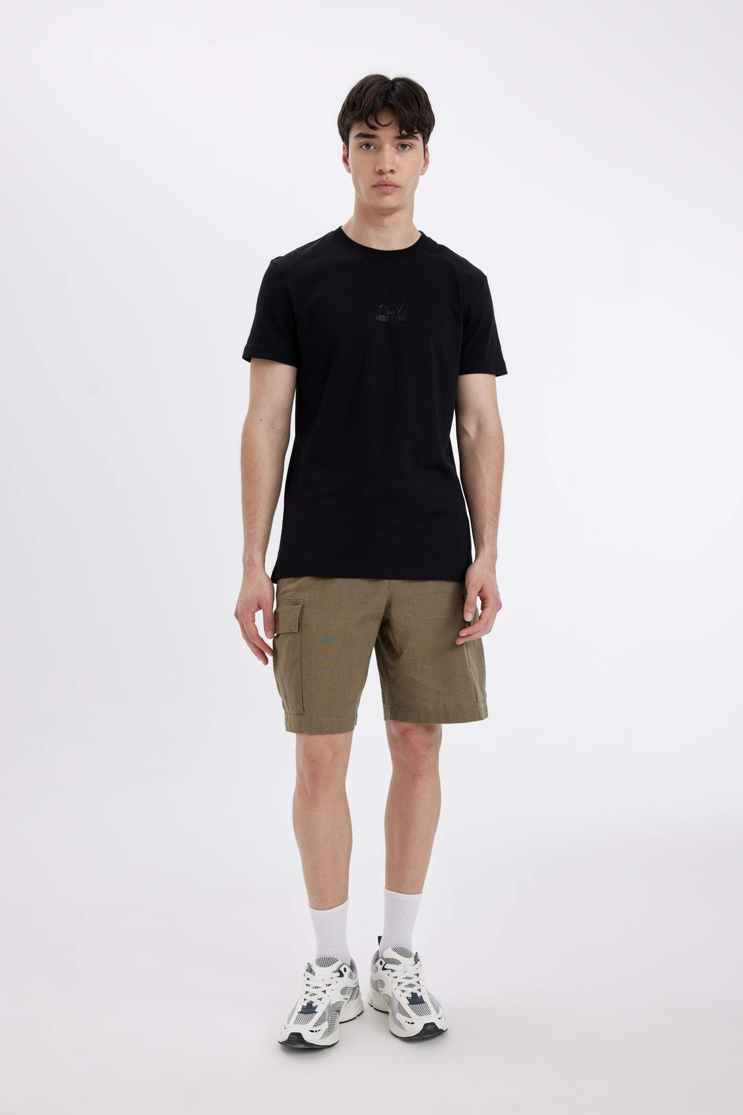 Футболка приталенного кроя с круглым вырезом и принтом