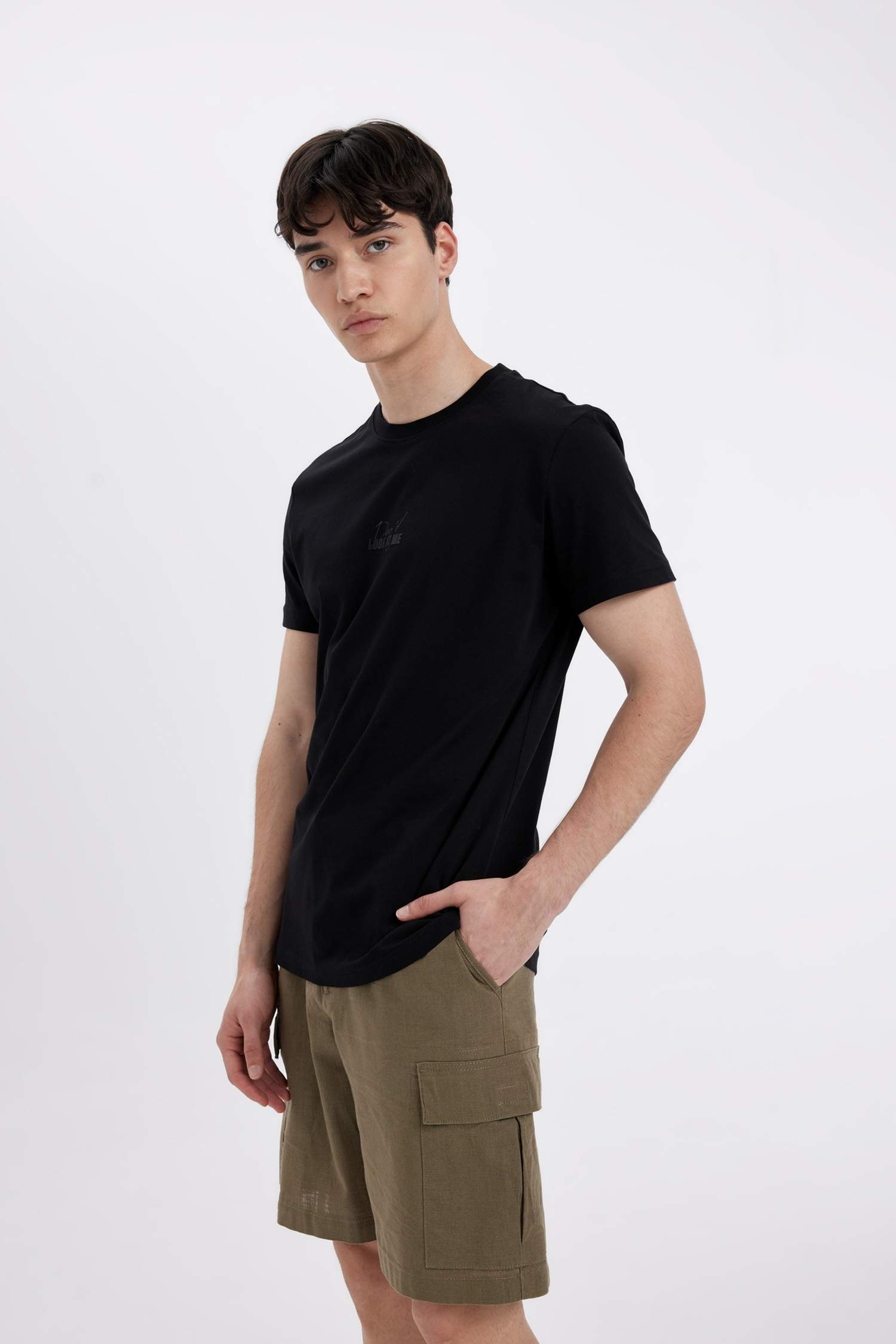 Футболка приталенного кроя с круглым вырезом и принтом