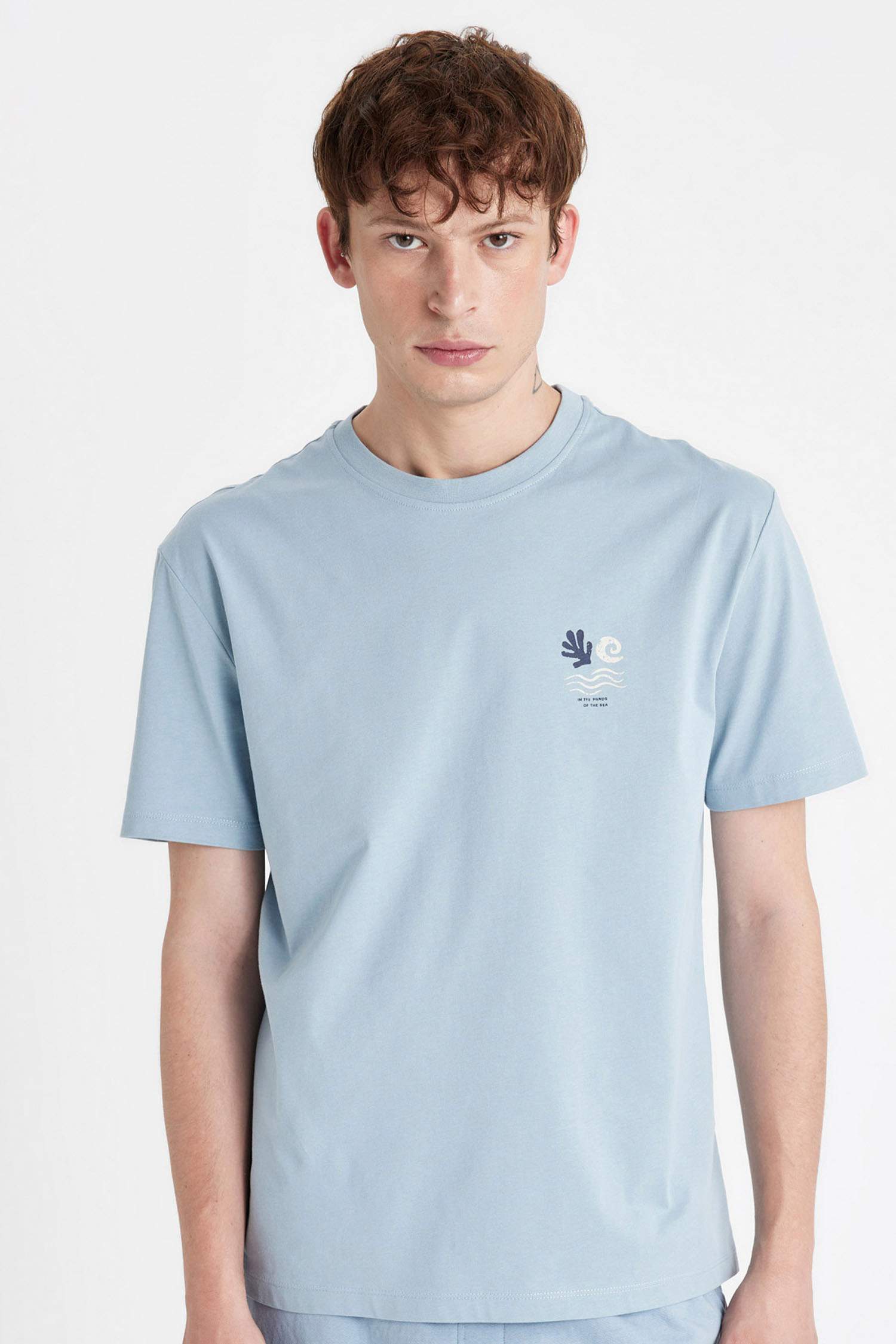 تيشيرت نص كم قصة عادية برقبة مستديرة